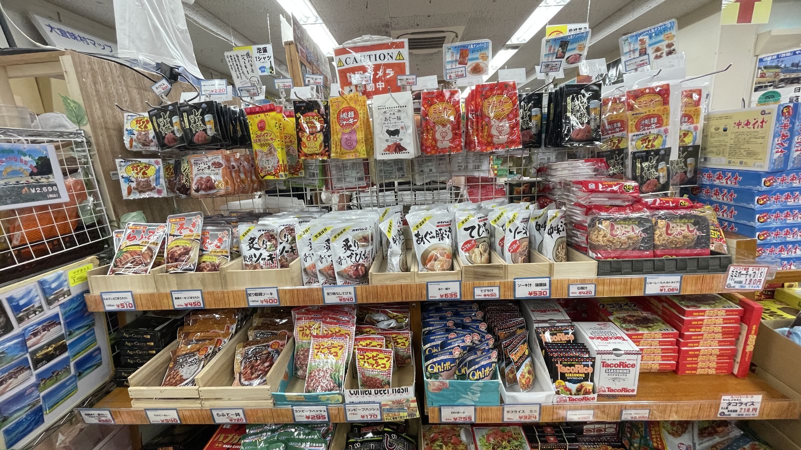 許田休息站貨架上的沖繩在地零食