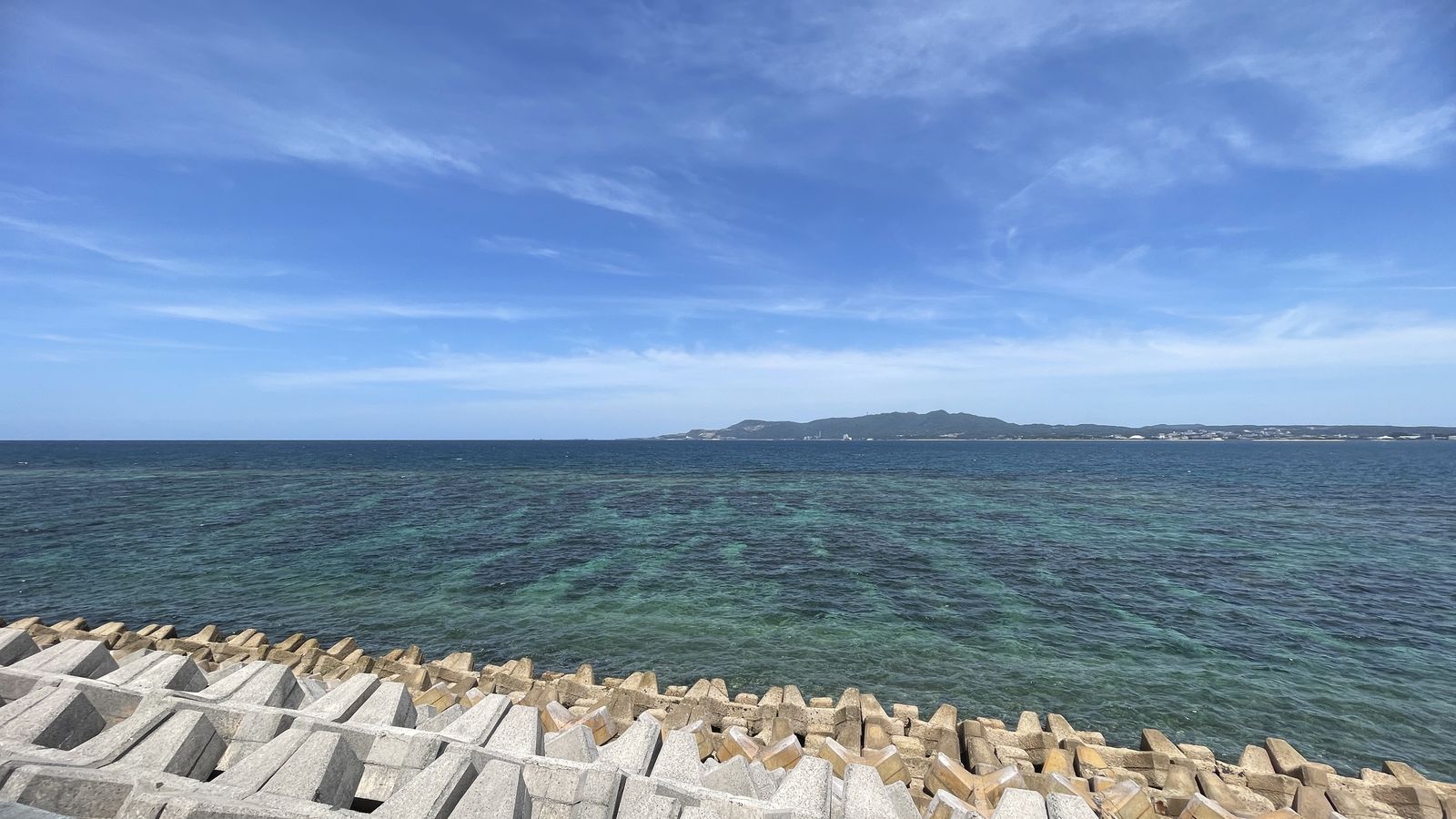 許田休息站展望方向所見的名護灣藍色海景