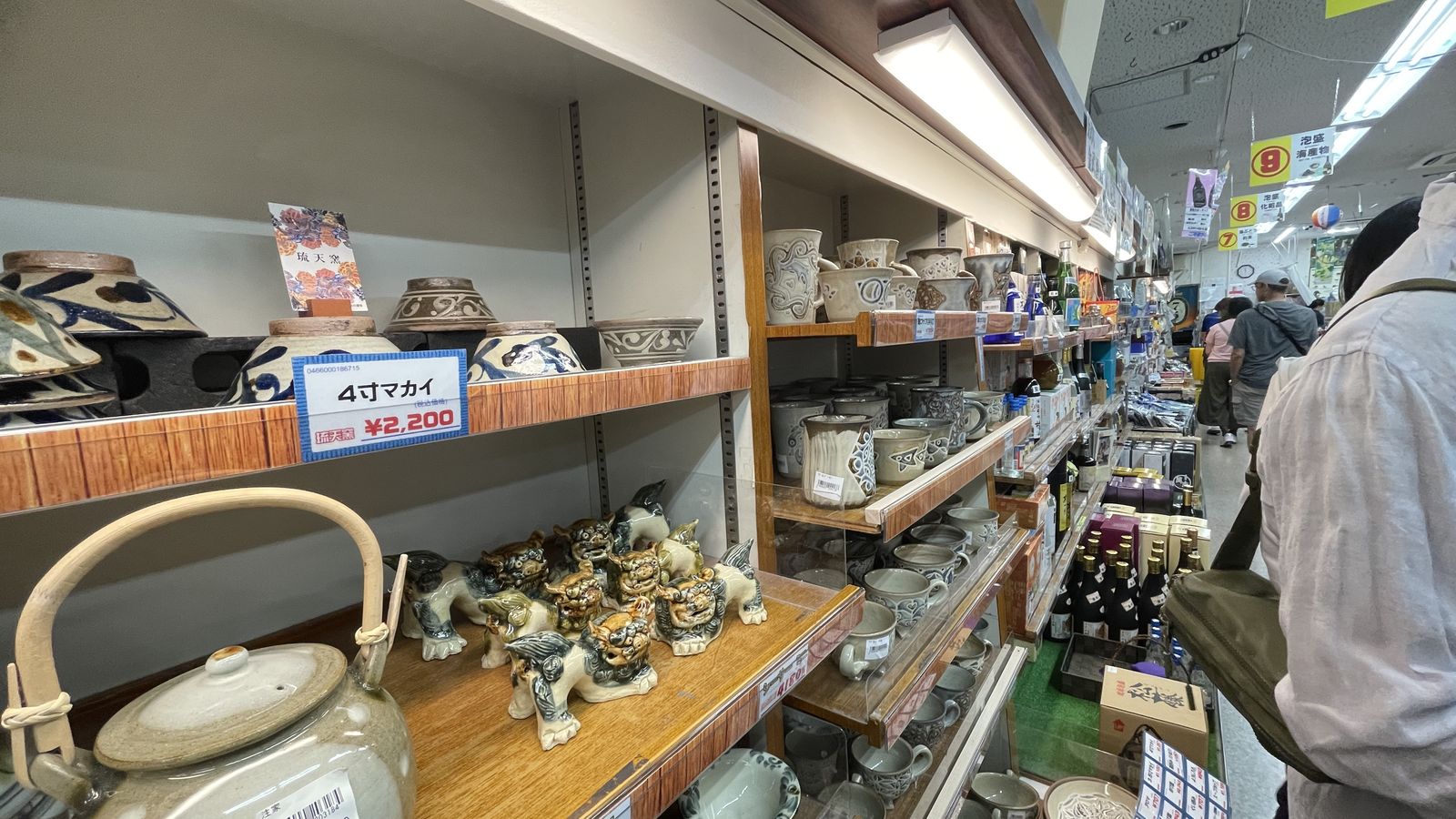 許田休息站陳列的沖繩伴手禮與零食