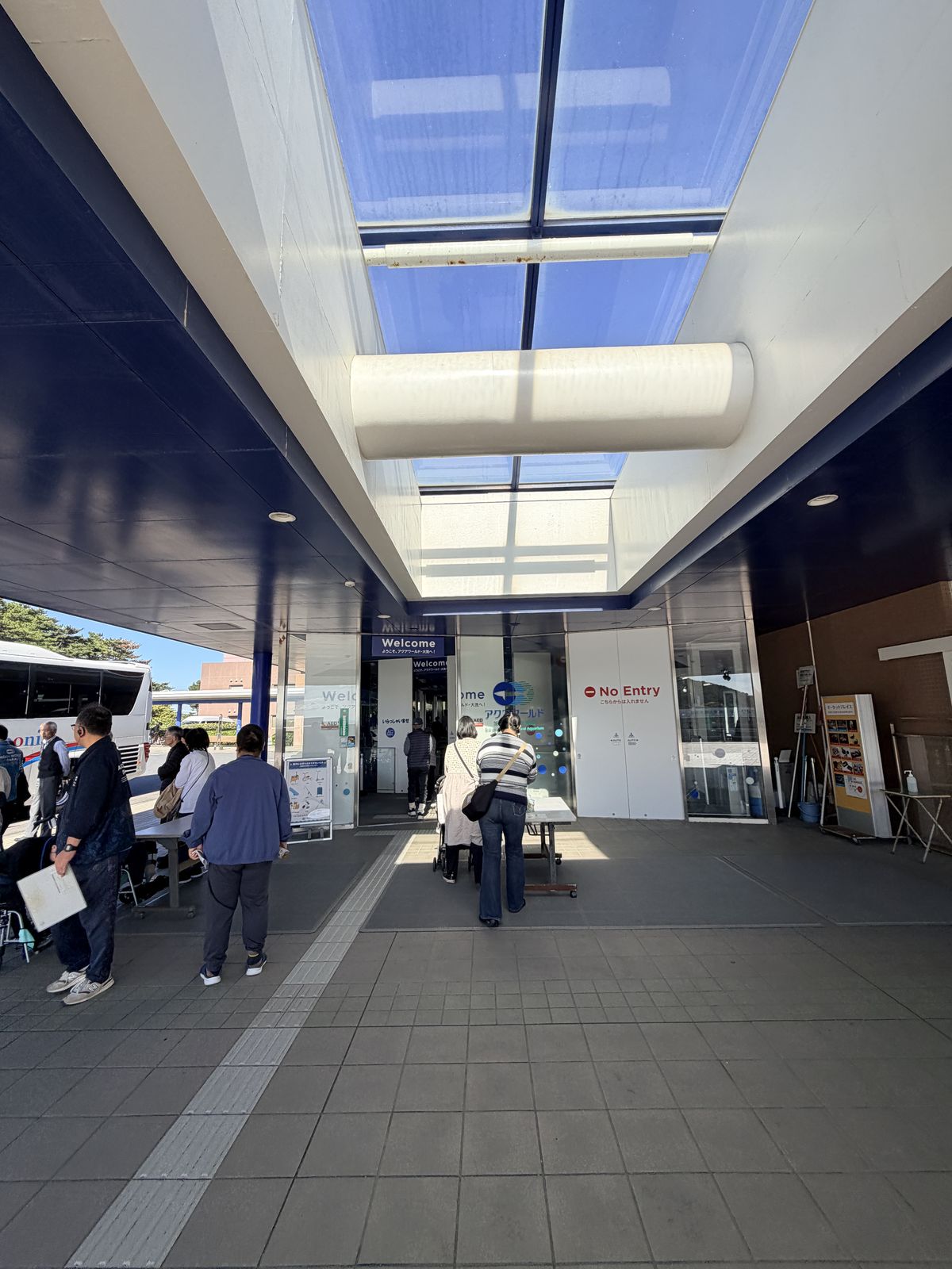 大洗水族館入口大廳採光天井與參觀動線
