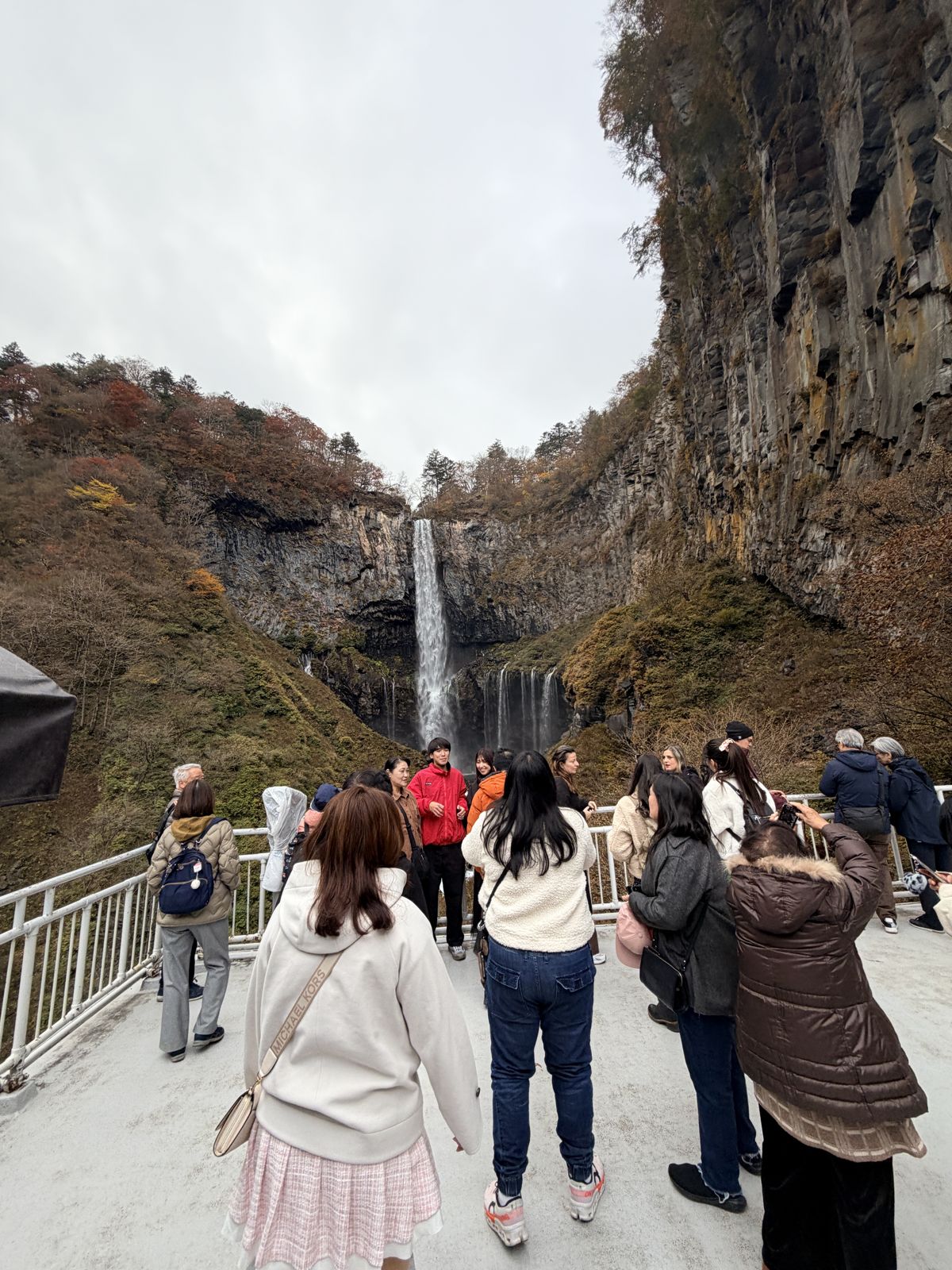 下觀瀑台旅客隔欄遠望華嚴瀑布