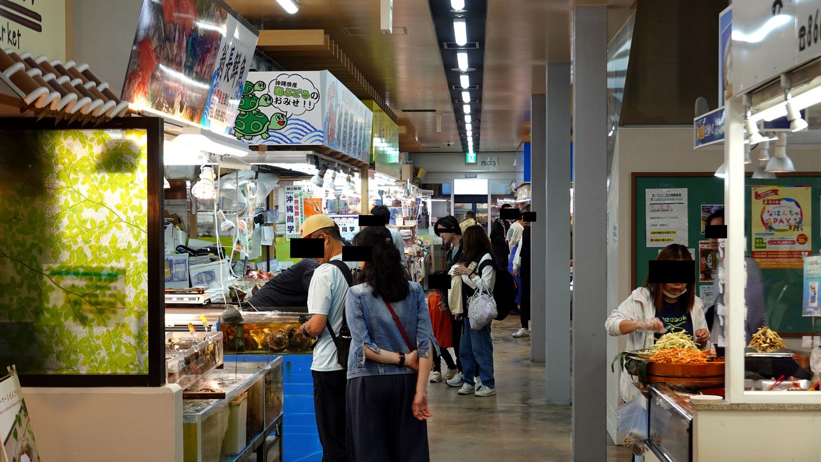 沖繩牧志市場一樓乾貨與伴手禮走道