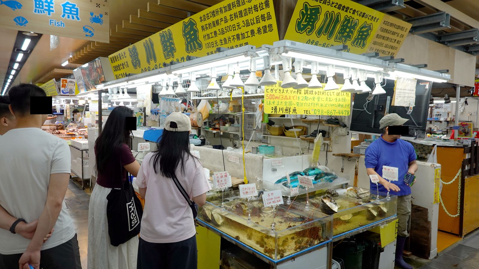 牧志市場一樓海鮮攤新鮮魚蟹展示