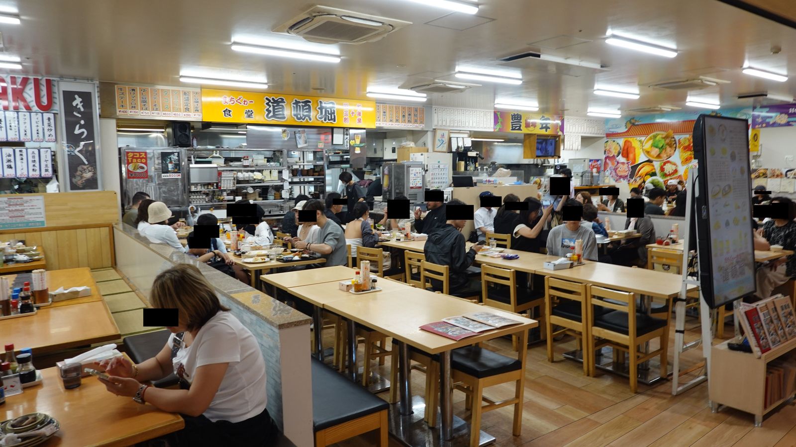 牧志市場二樓食堂桌位與人潮