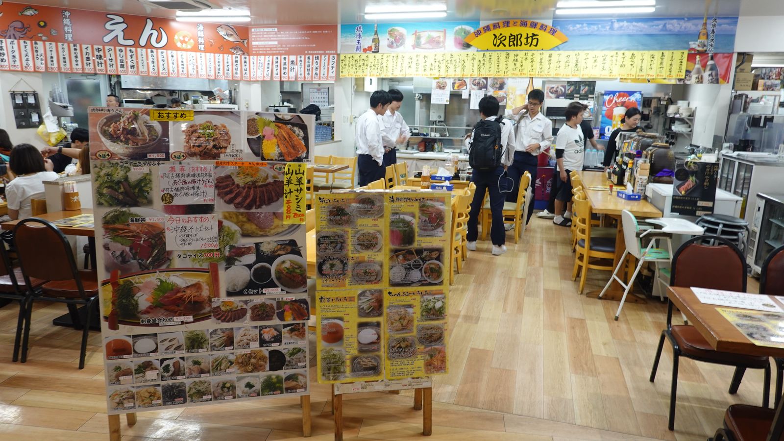 牧志市場二樓食堂走道與座位