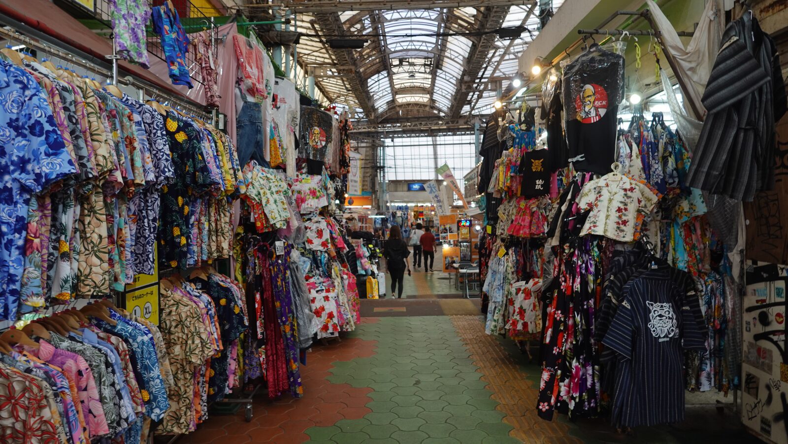 市場商店街兩側掛滿沖繩花襯衫與服飾
