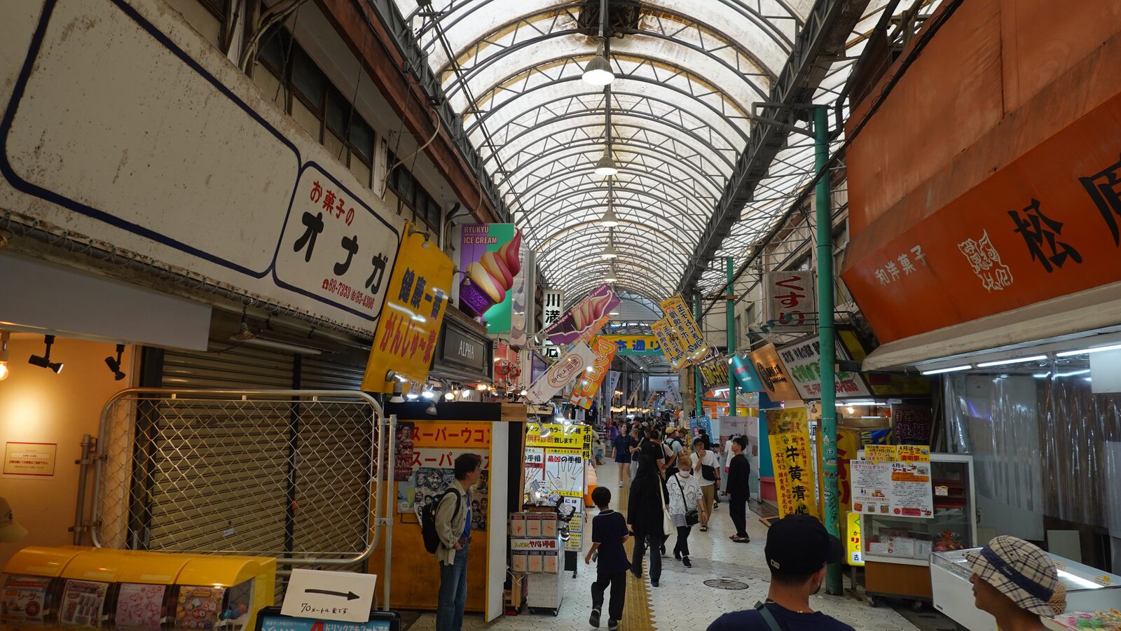 國際通市場區有頂商店街內的店家與步行動線