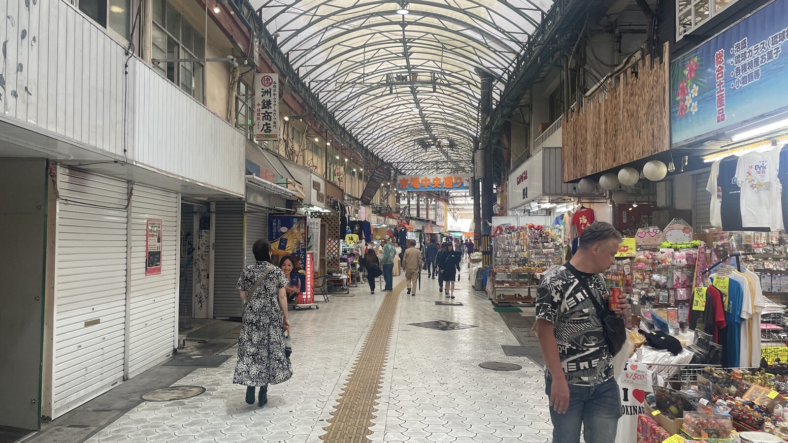 那霸市場周邊較安靜的有頂商店街與在地店舖
