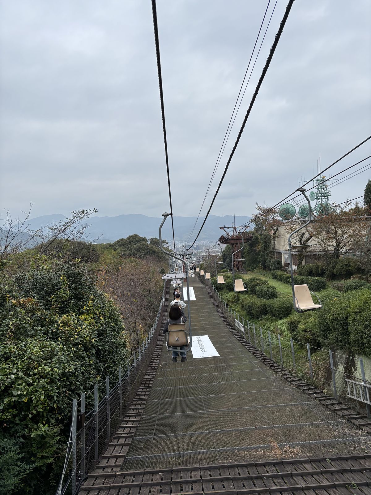 搭乘松山城吊椅下山的開放視野