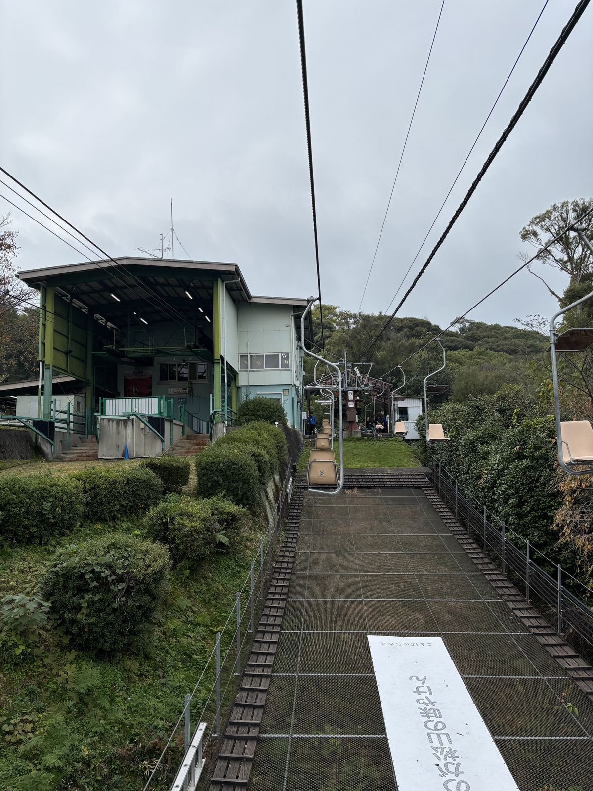 松山城吊椅沿山坡上升的視野