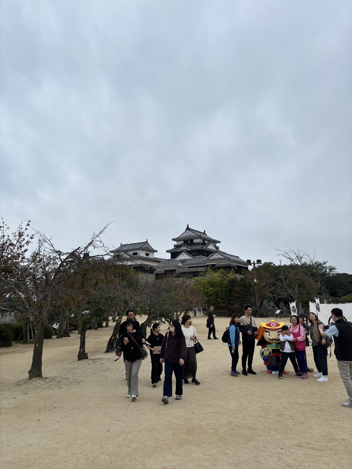 松山城本丸廣場與遠方天守