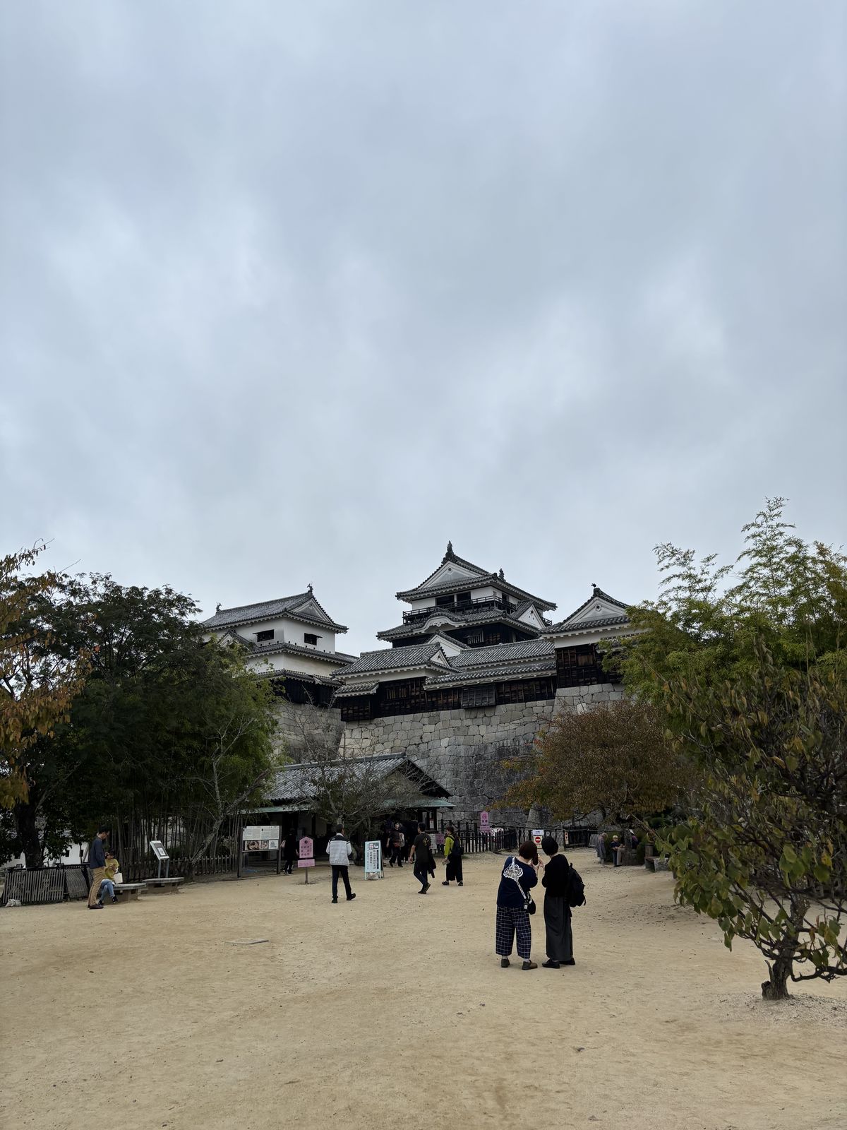松山城本丸廣場眺望天守全景