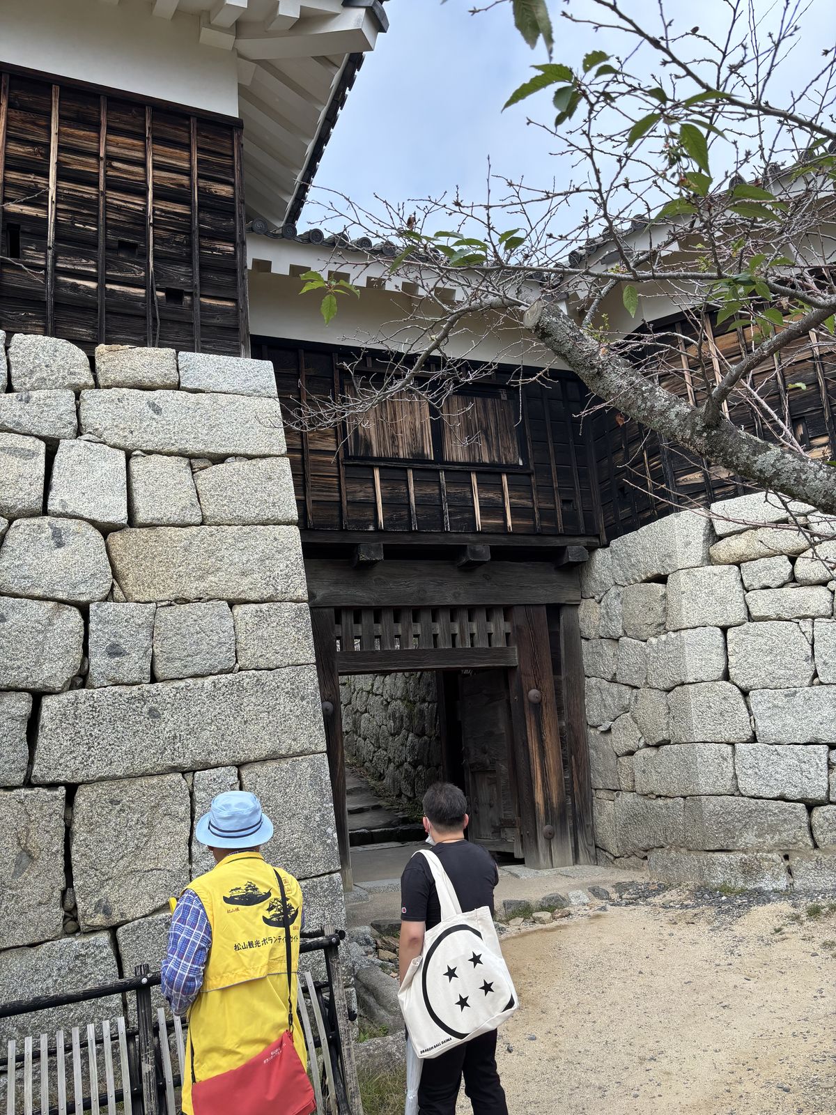 松山城石垣間的防禦城門