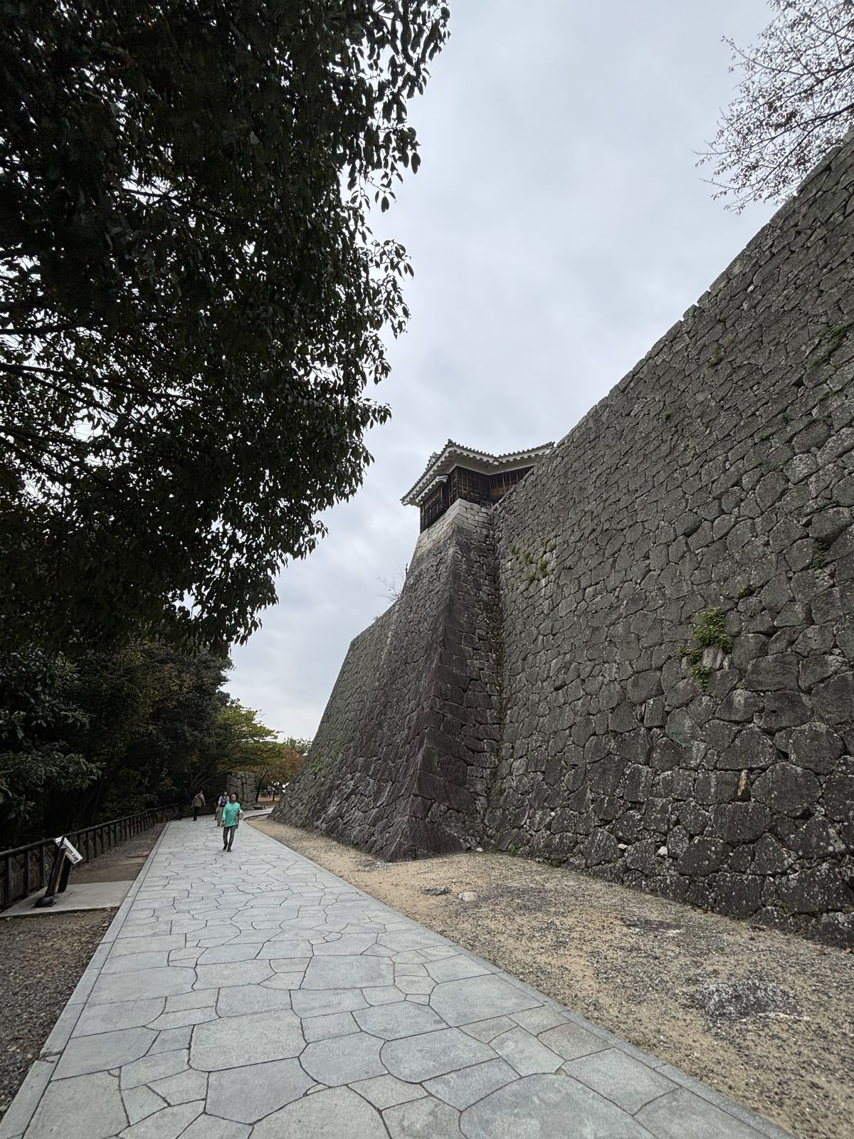 通往松山城本丸的石垣坡道