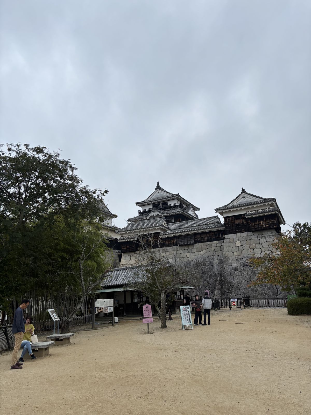 從本丸廣場仰望松山城天守建築群