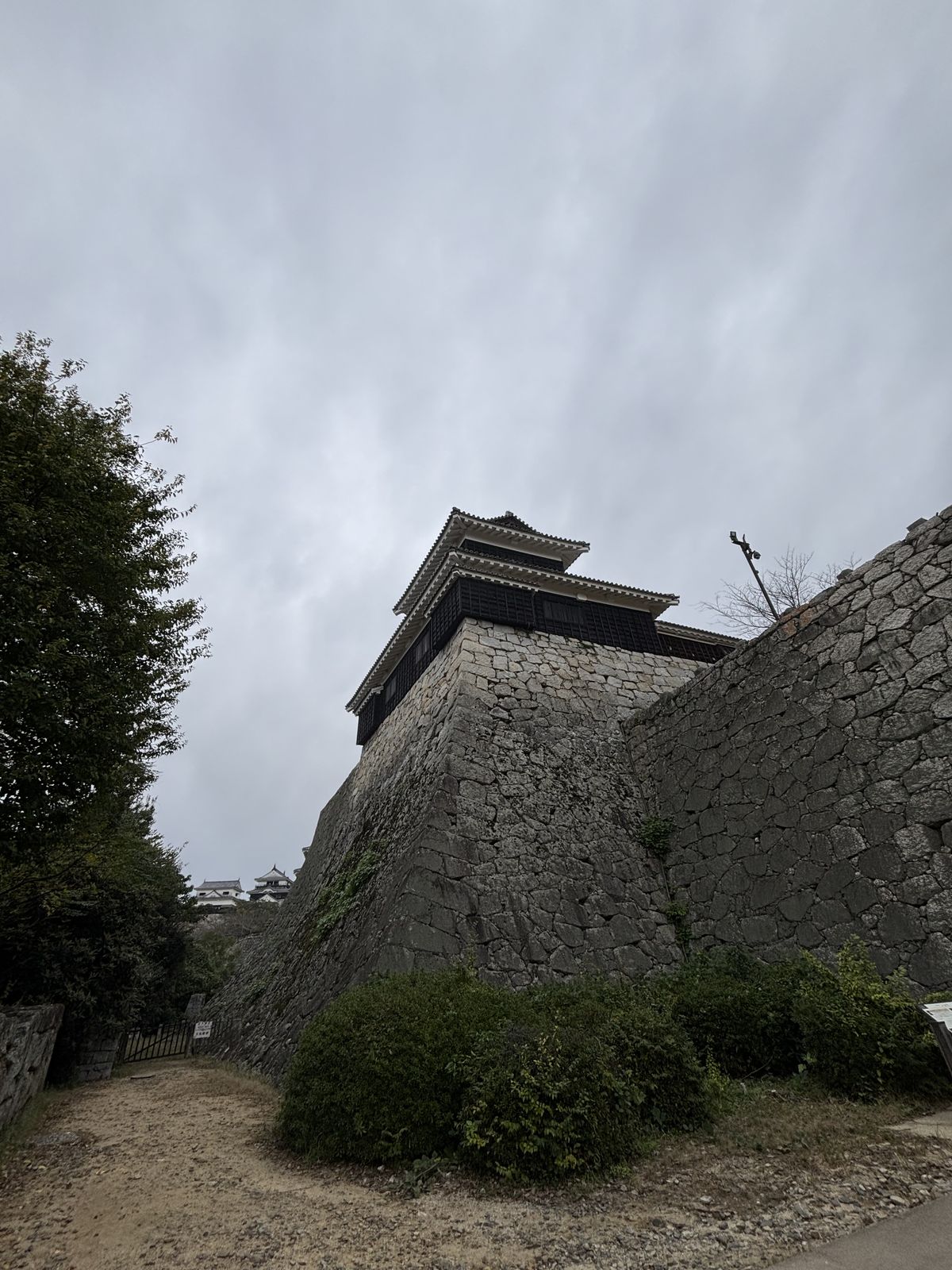 松山城石垣上方的櫓與城牆