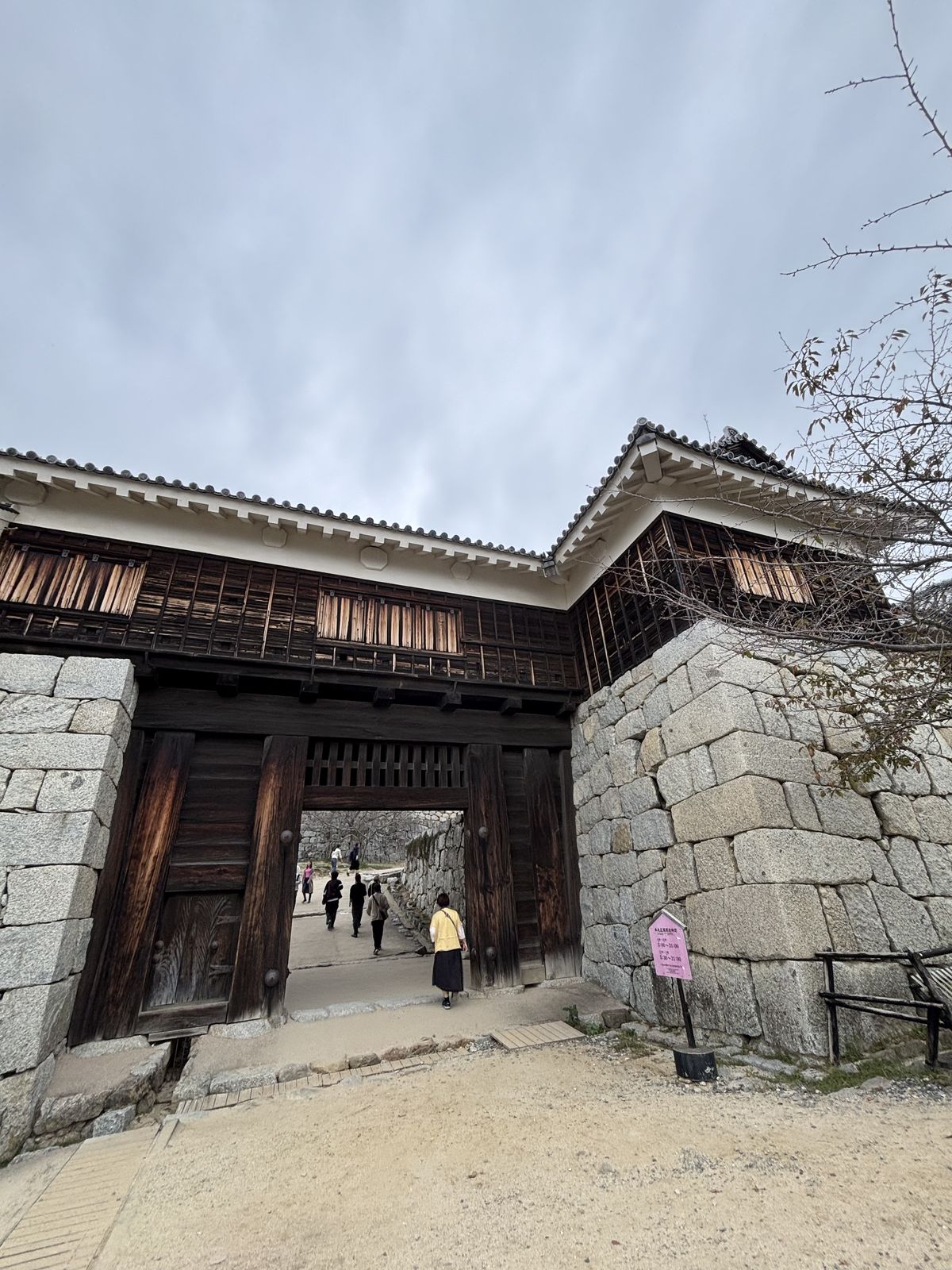 松山城登城路線上的木造城門