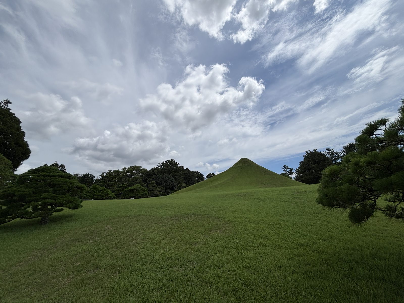 水前寺成趣園象徵富士山的綠色築山小富士