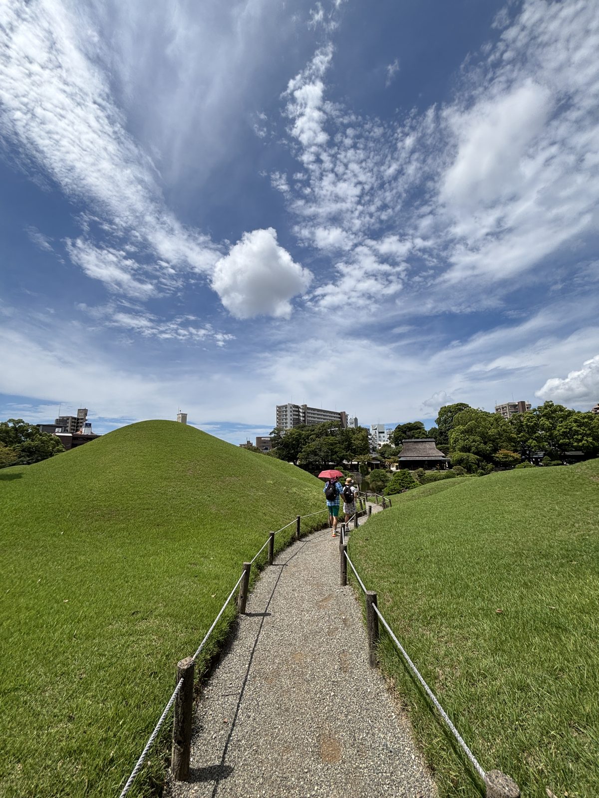 沿園內步道遠望小富士與草坪