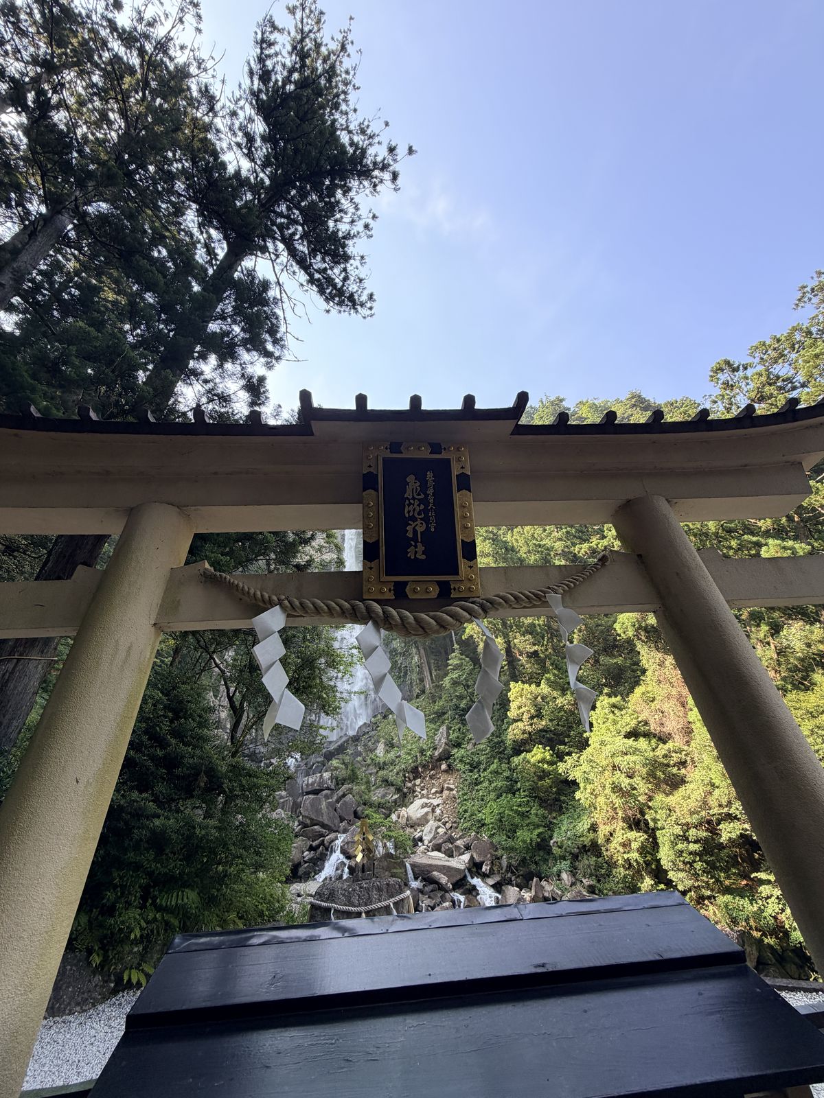 飛瀧神社鳥居框住遠方那智瀑布