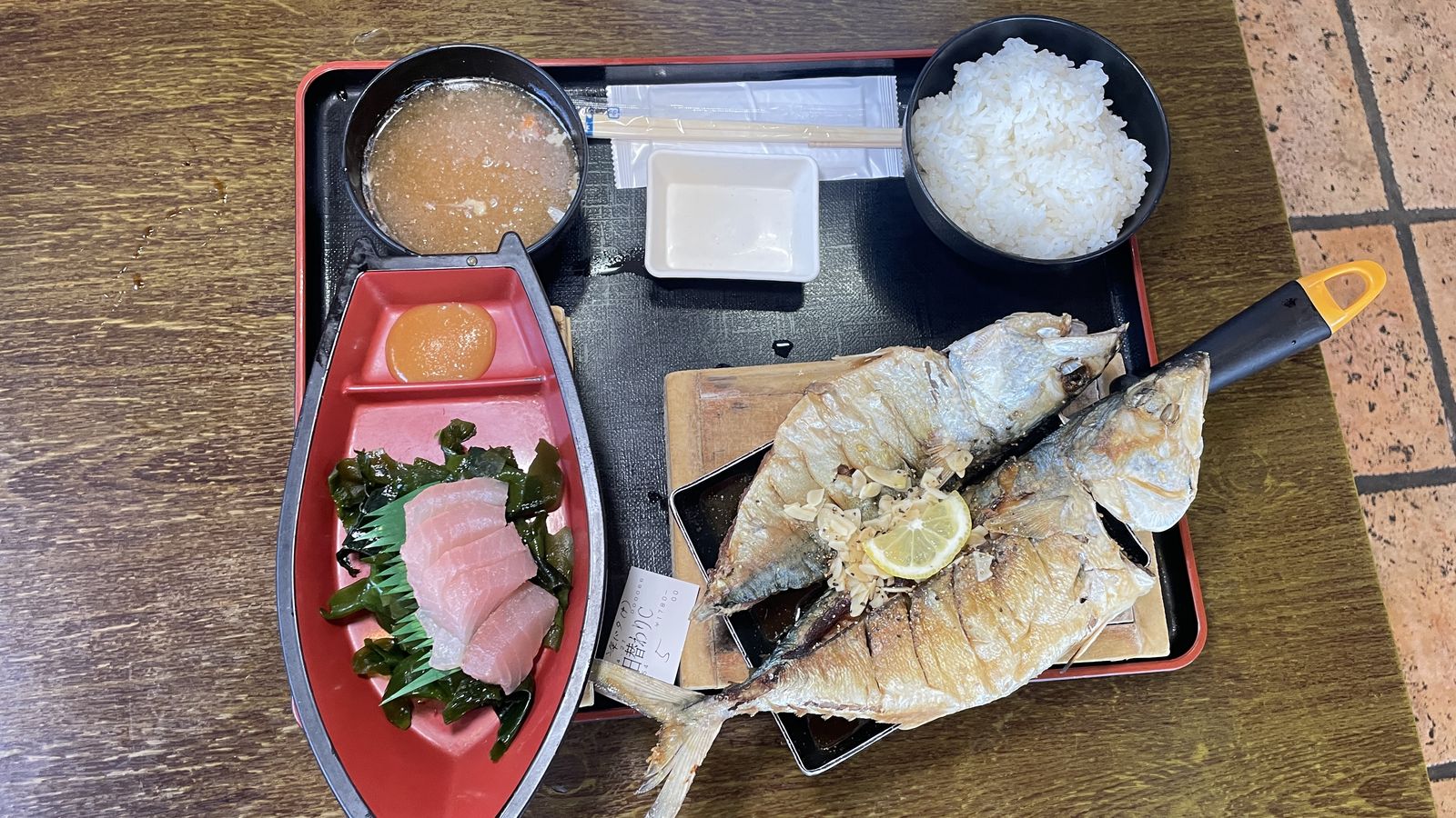 大ばんぶる舞招牌奶油烤魚定食御膳,含奶油烤魚、生魚片船、米飯與魚汁