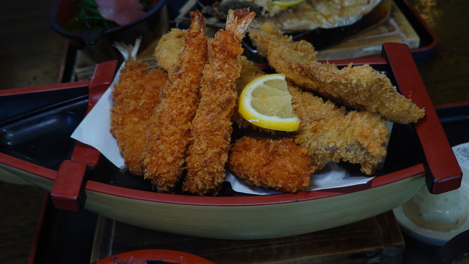 大ばんぶる舞木船盛裝的現炸綜合魚排與現炸大蝦拼盤