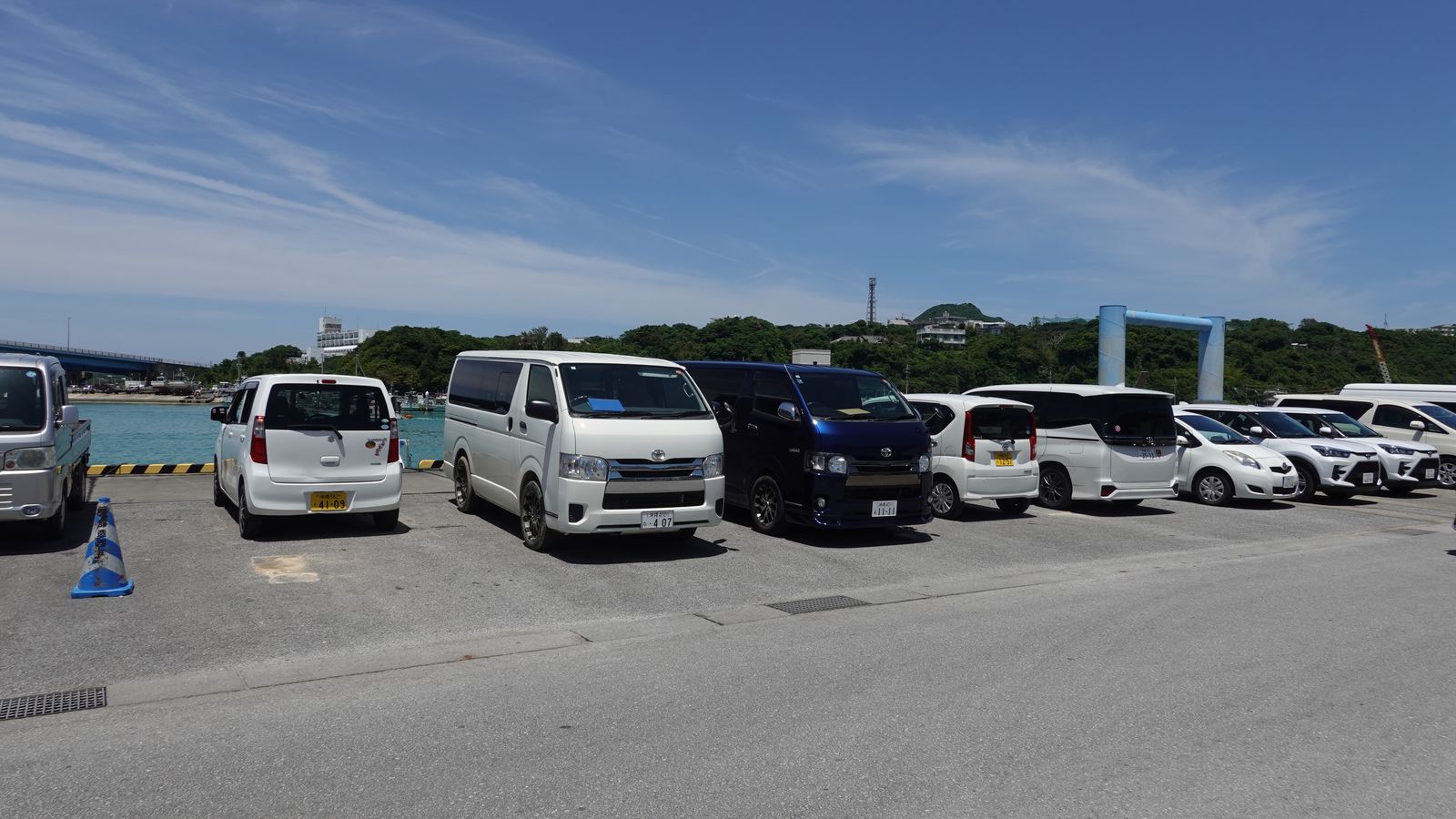 大ばんぶる舞餐廳旁邊平靜開闊的渡久地港口與蔚藍海景