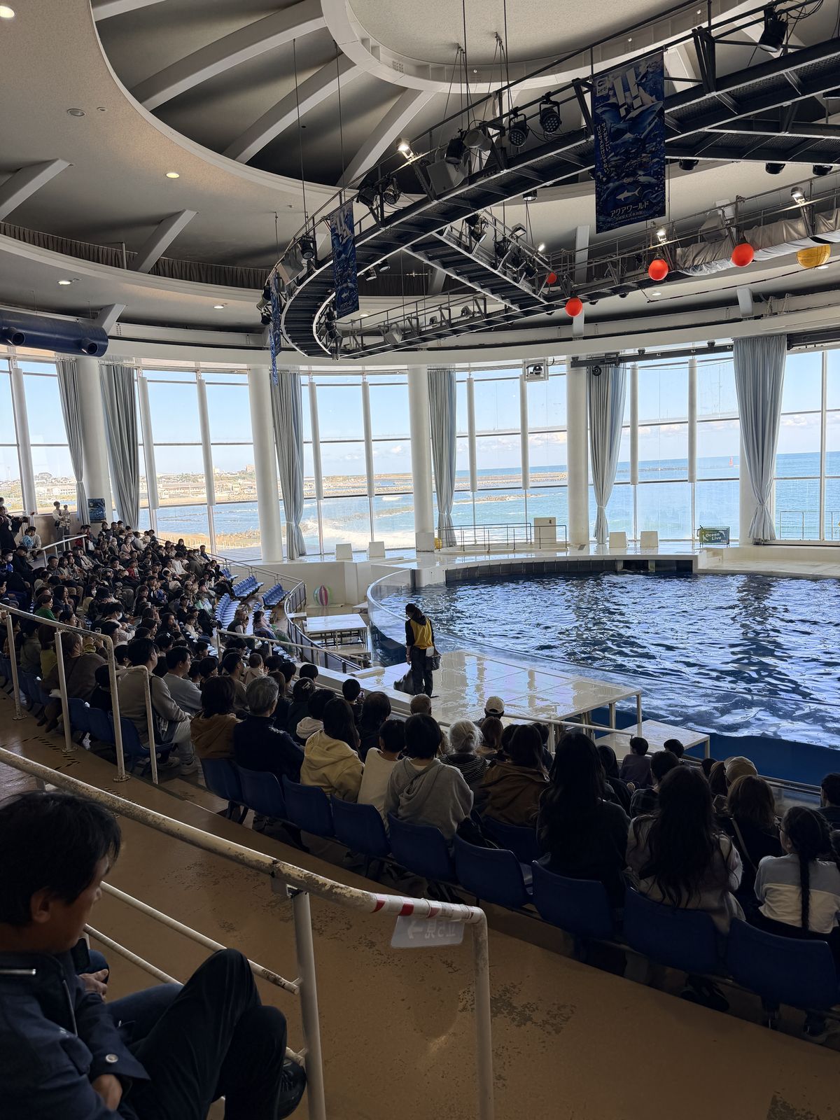 大洗水族館 Ocean Live 劇場觀眾席與背海玻璃窗