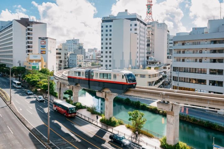 沖繩單軌電車攻略|YUI-RAIL 路線圖、票價、一日券與沿線景點推薦