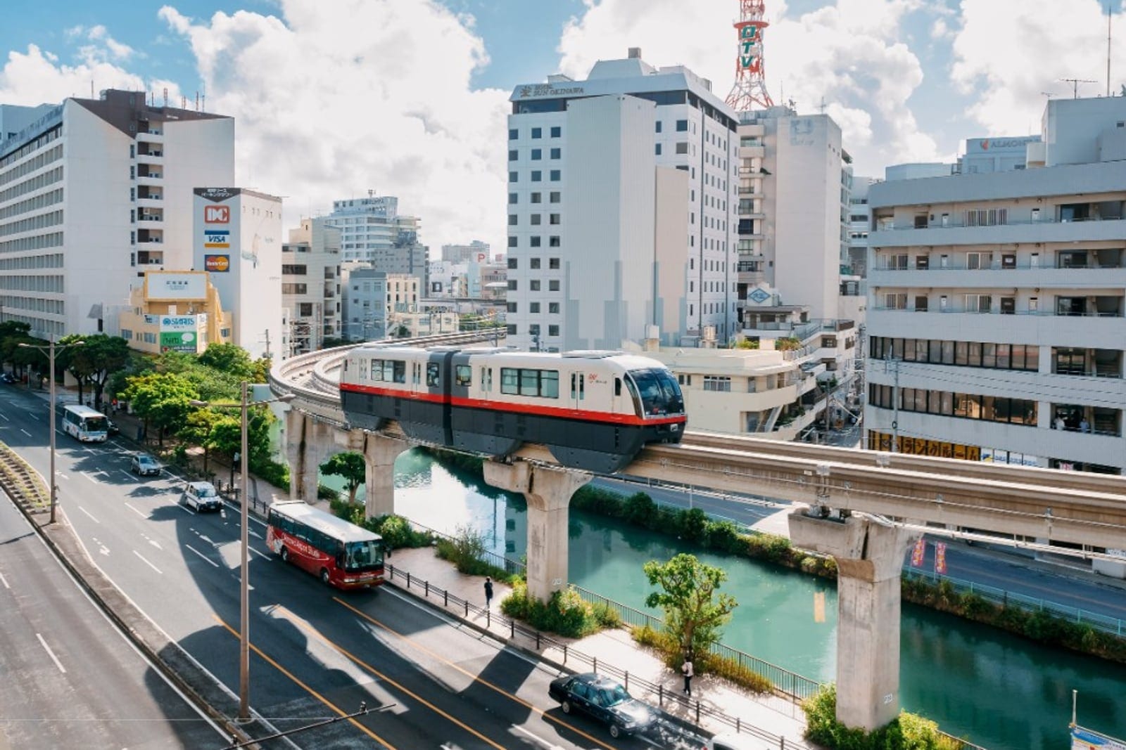 那霸市區高架軌道上的沖繩單軌電車 YUI-RAIL