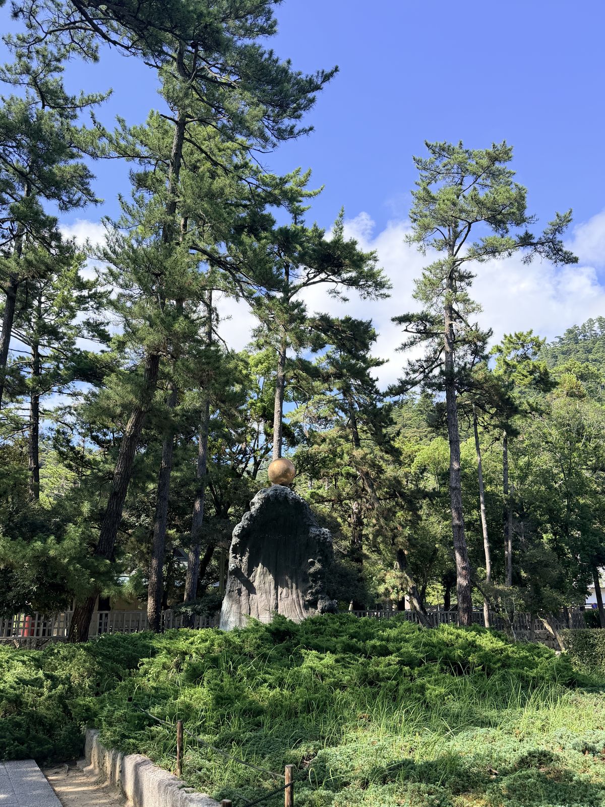 大國主像與松樹、神社建築並陳