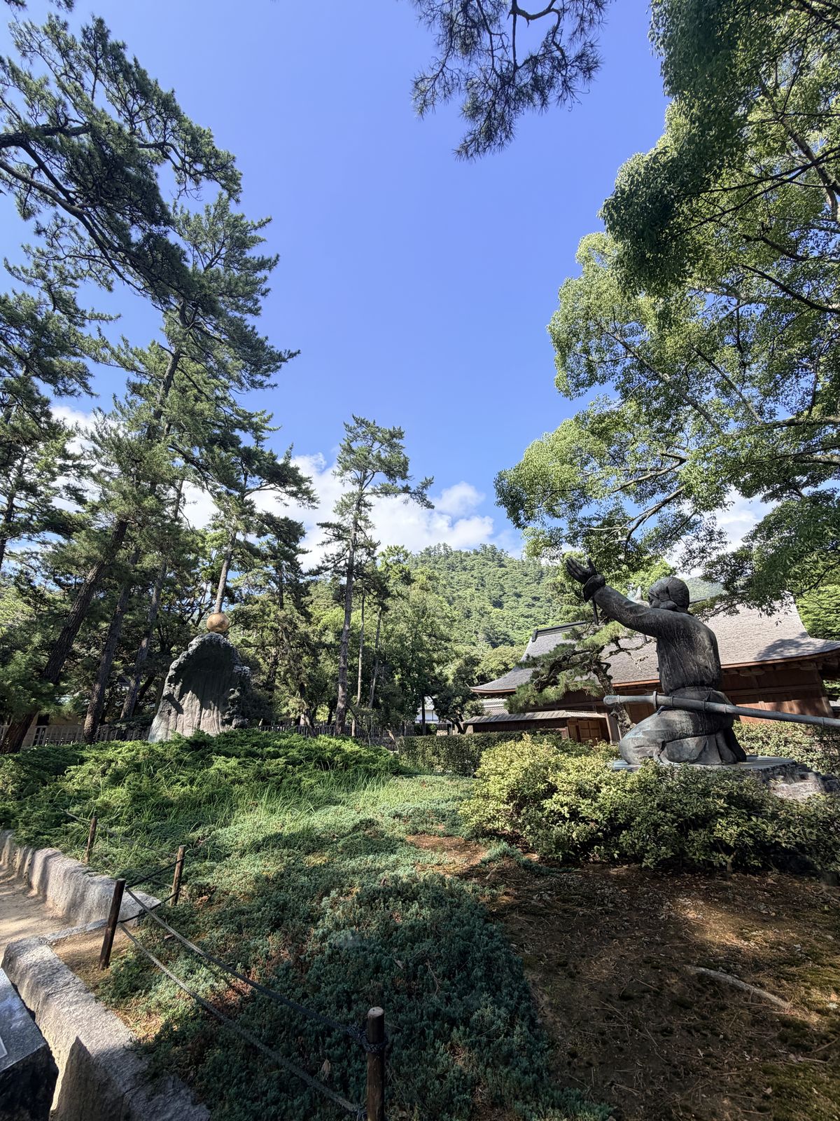大國主大神銅像雙手承接靈球的構圖