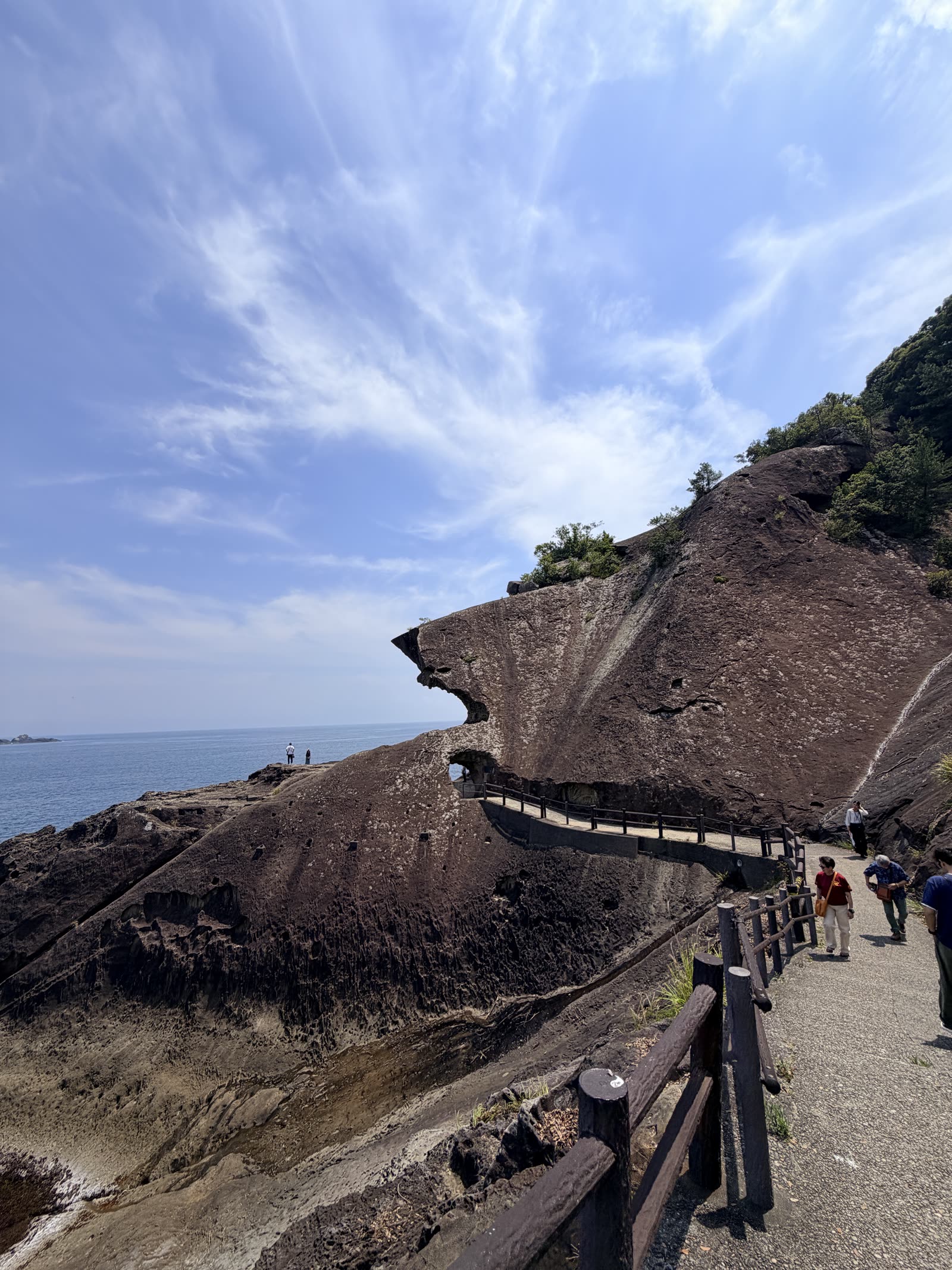鬼ヶ城沿海蝕岩壁修築的步道