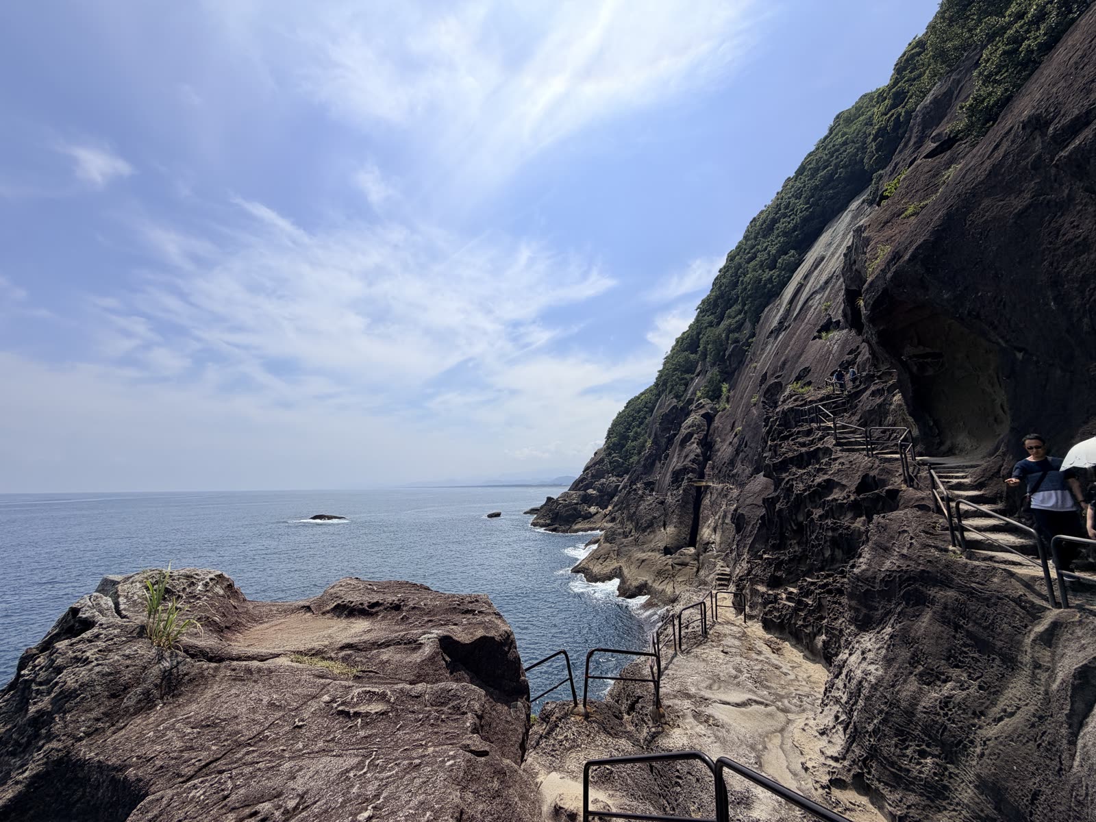 三重熊野鬼ヶ城海蝕岩壁與熊野灘景色