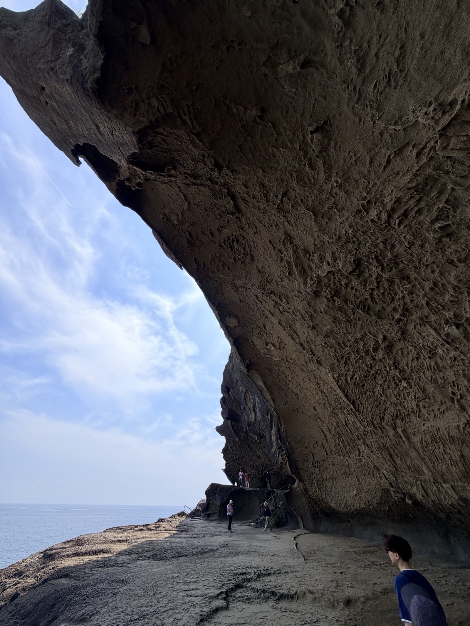 鬼ヶ城步道上方巨大的岩石遮簷