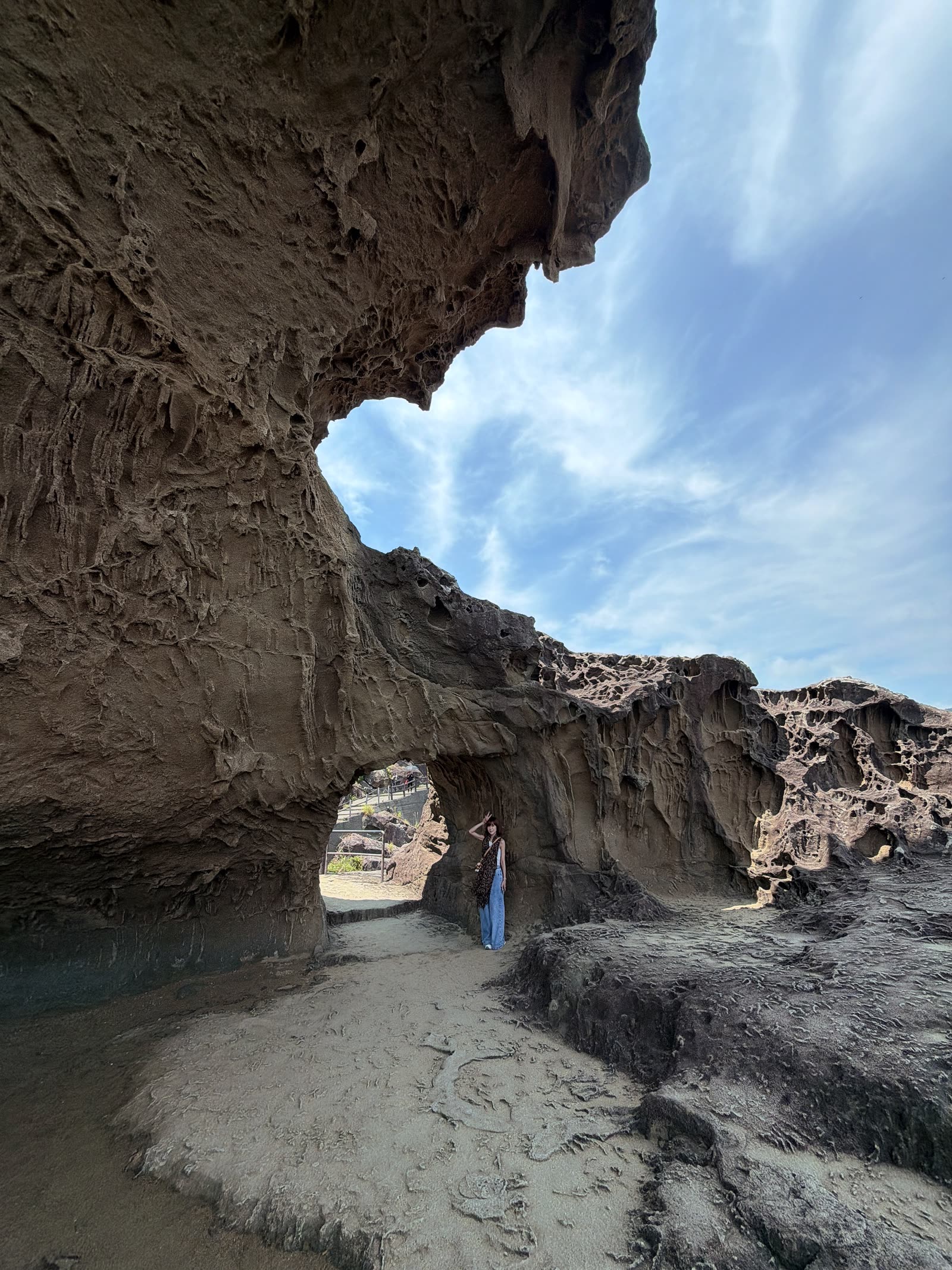 鬼ヶ城海蝕洞內望向海岸景色