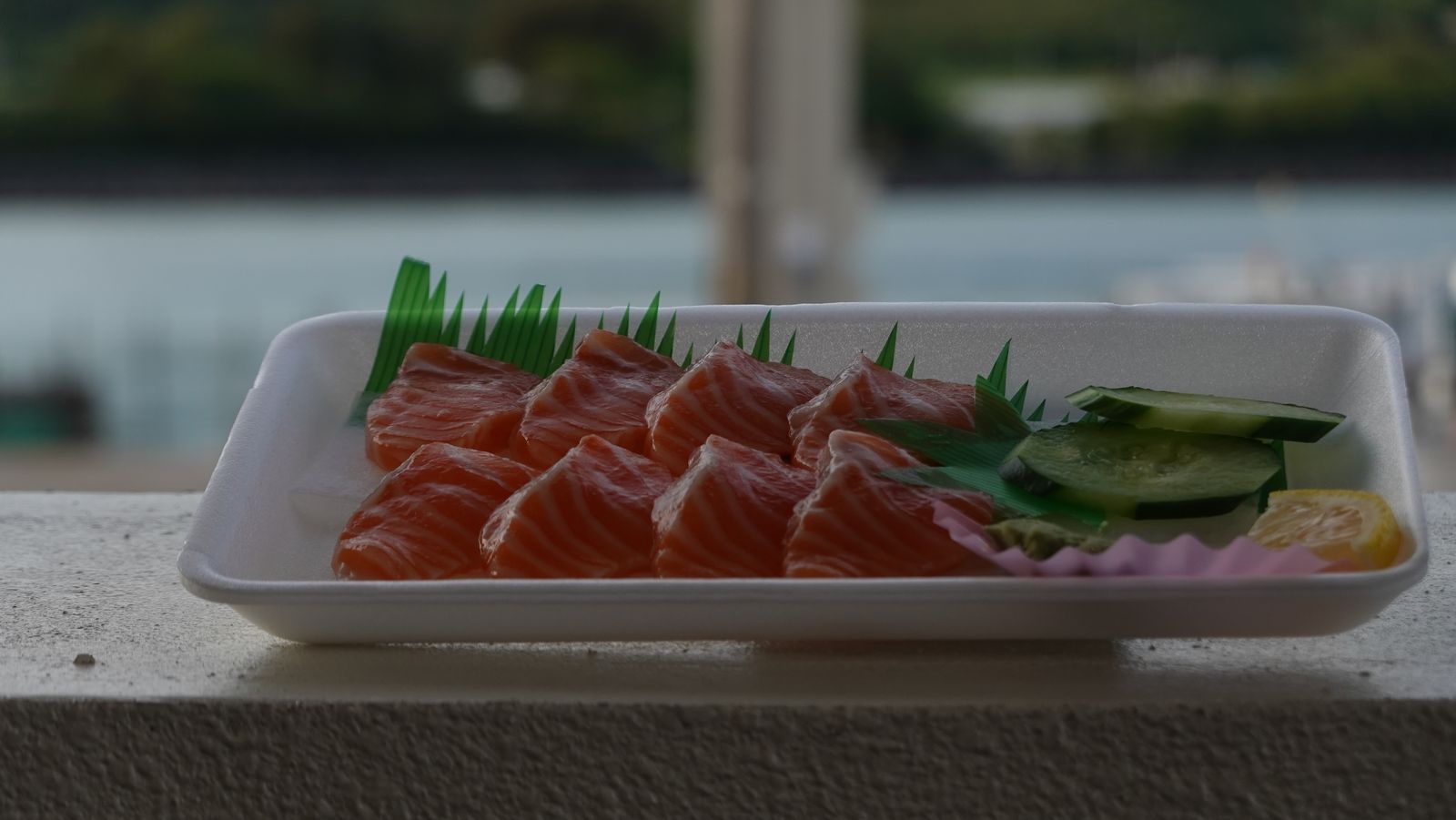 奧武島いまいゆ市場現買的鮭魚生魚片