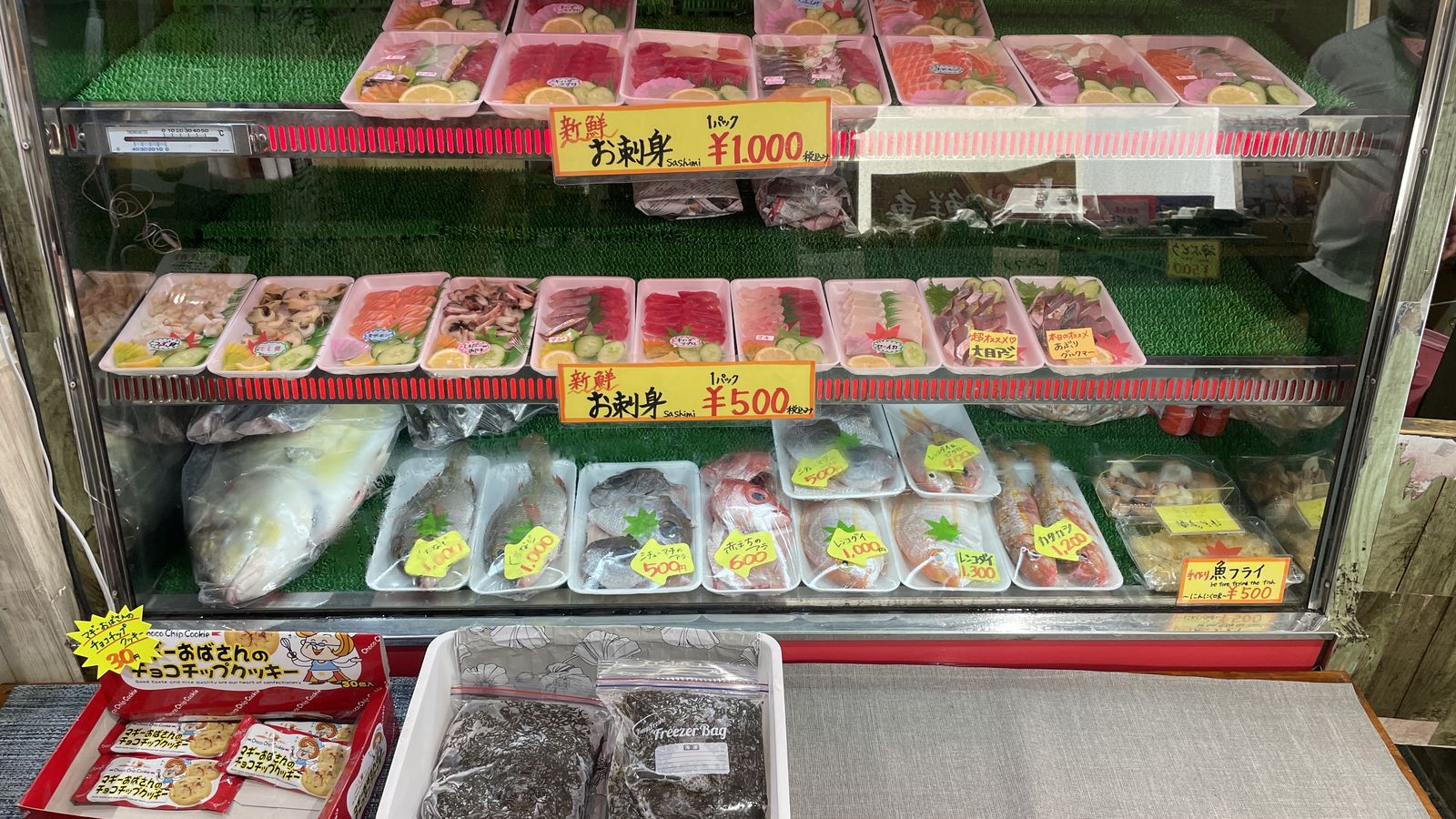 奧武島いまいゆ市場鮮魚櫃內的生魚片與鮮魚