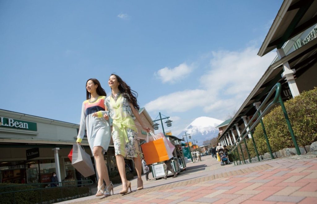 Outlet 園區品牌店面與人潮