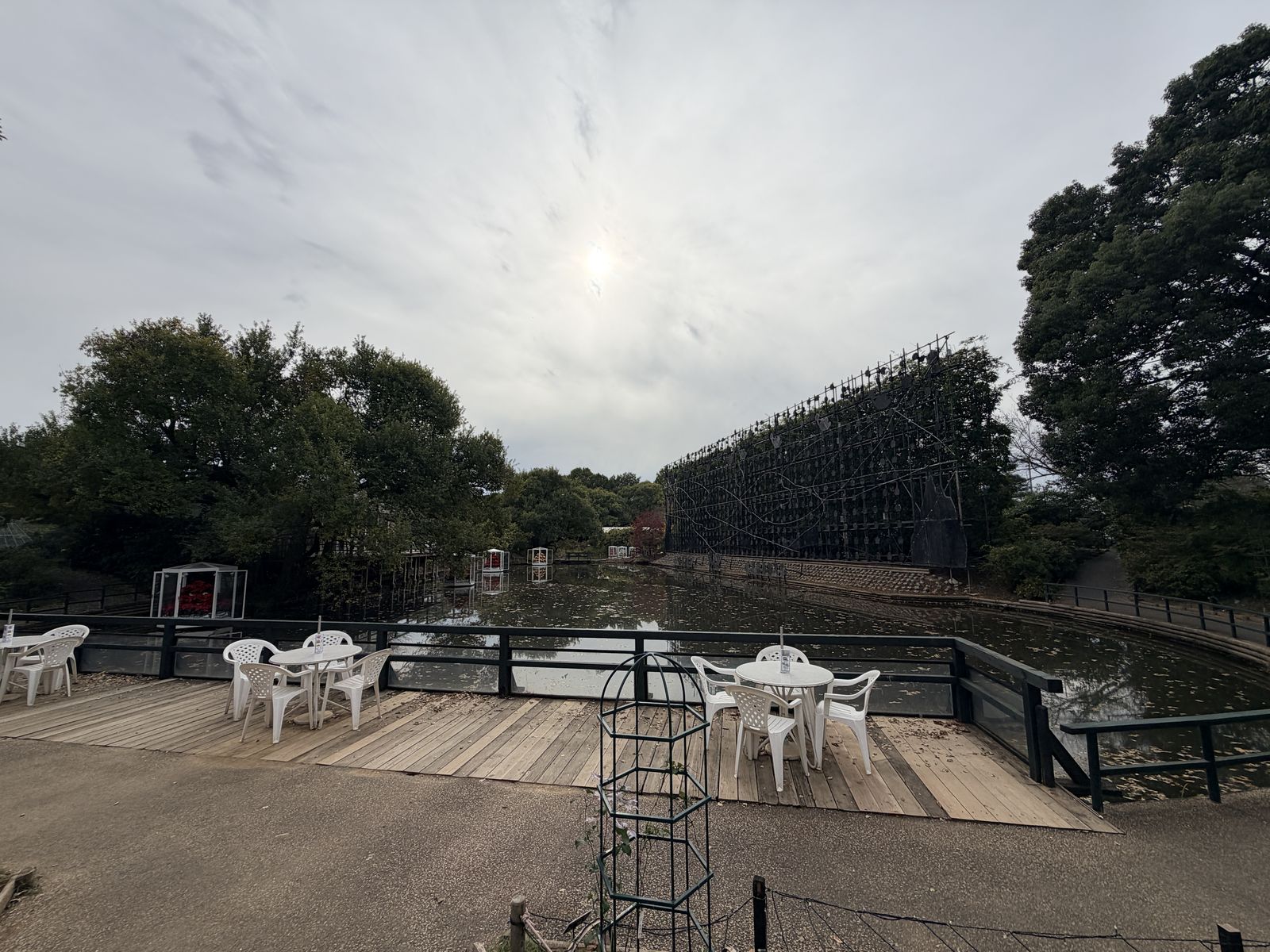 園內休憩桌椅與花景視野