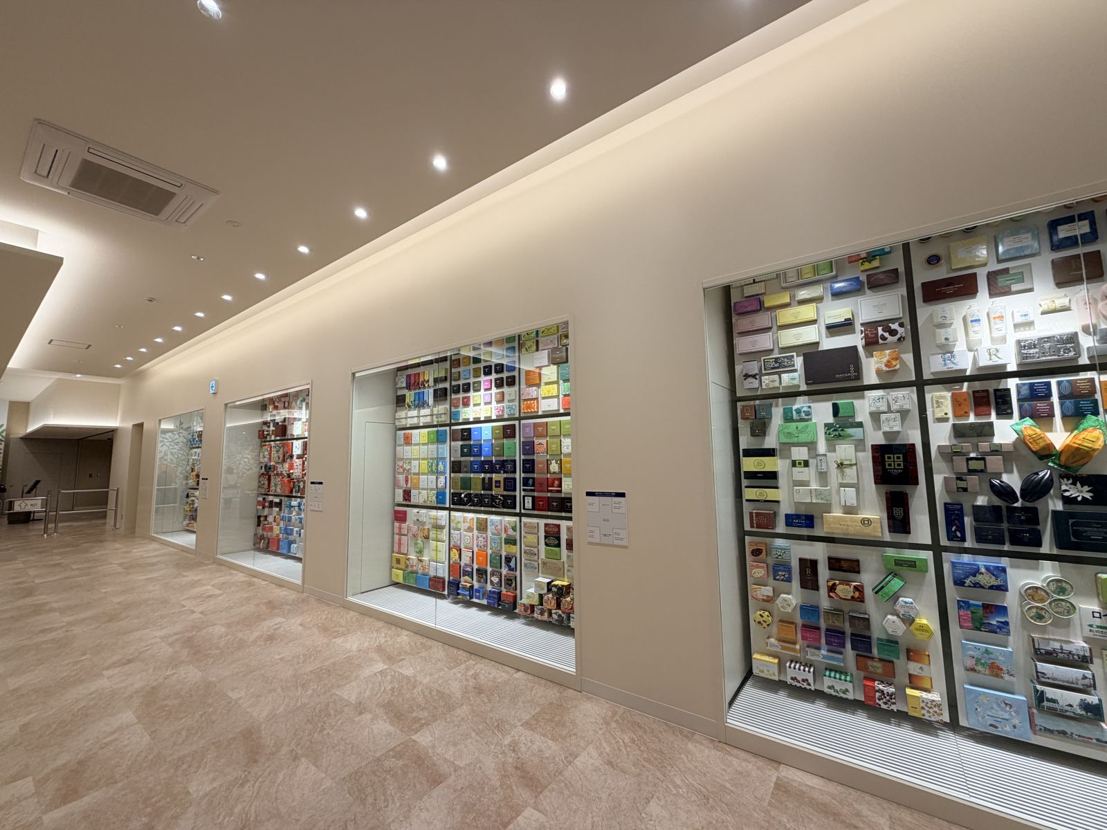 ROYCE' 巧克力收藏與包裝展示牆