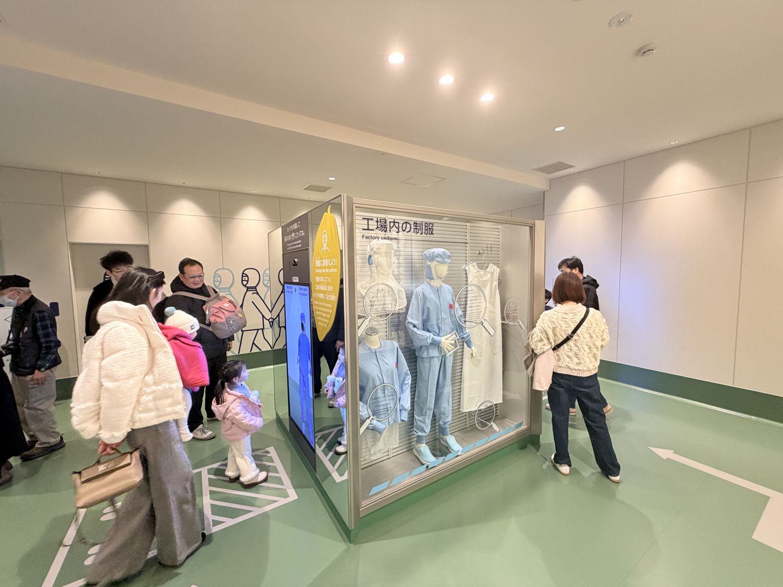 ROYCE' 工廠參觀前衛生作業服展示
