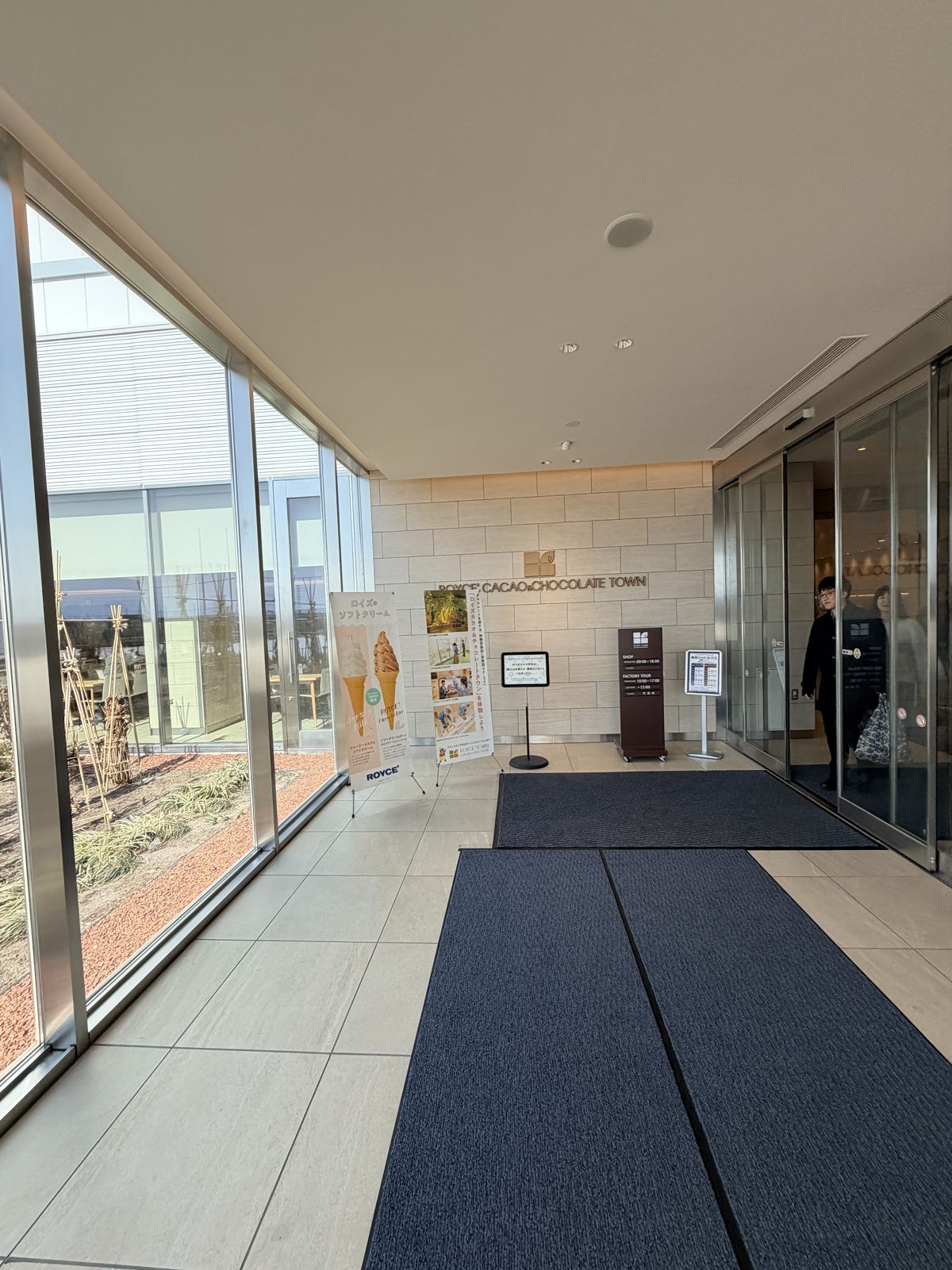 ROYCE' 大廳霜淇淋與商店指示看板