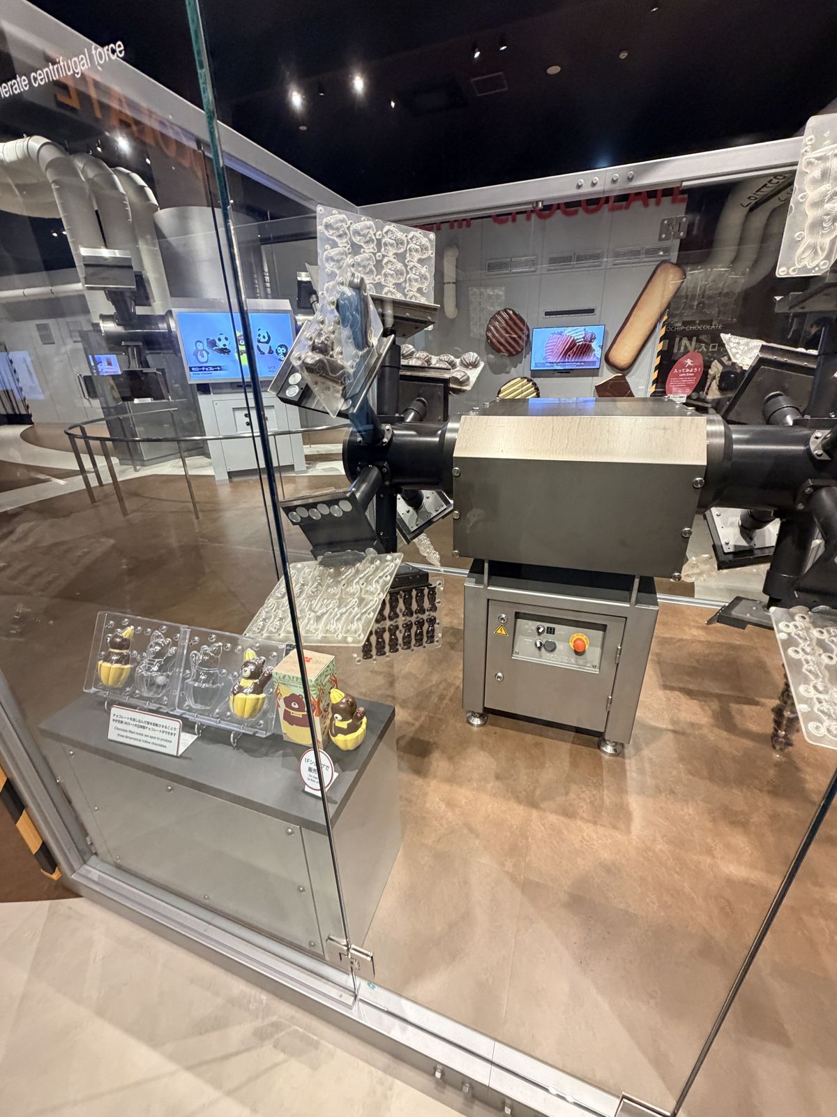 ROYCE' 巧克力製程機械展示櫃