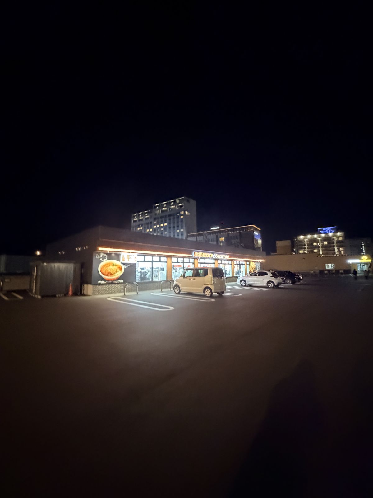 夜間亮燈的 Seicomart HOT CHEF 門市與停車場