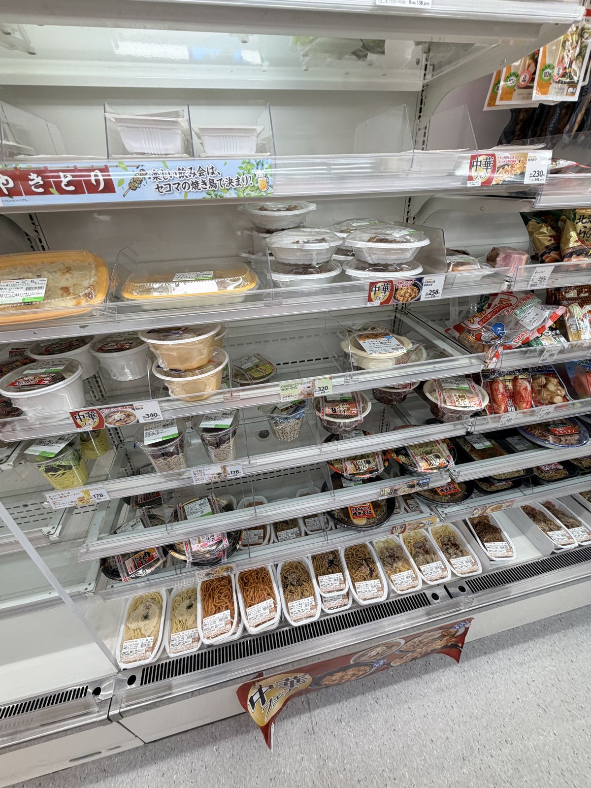 Seicomart 冷藏區即食便當與麵食陳列