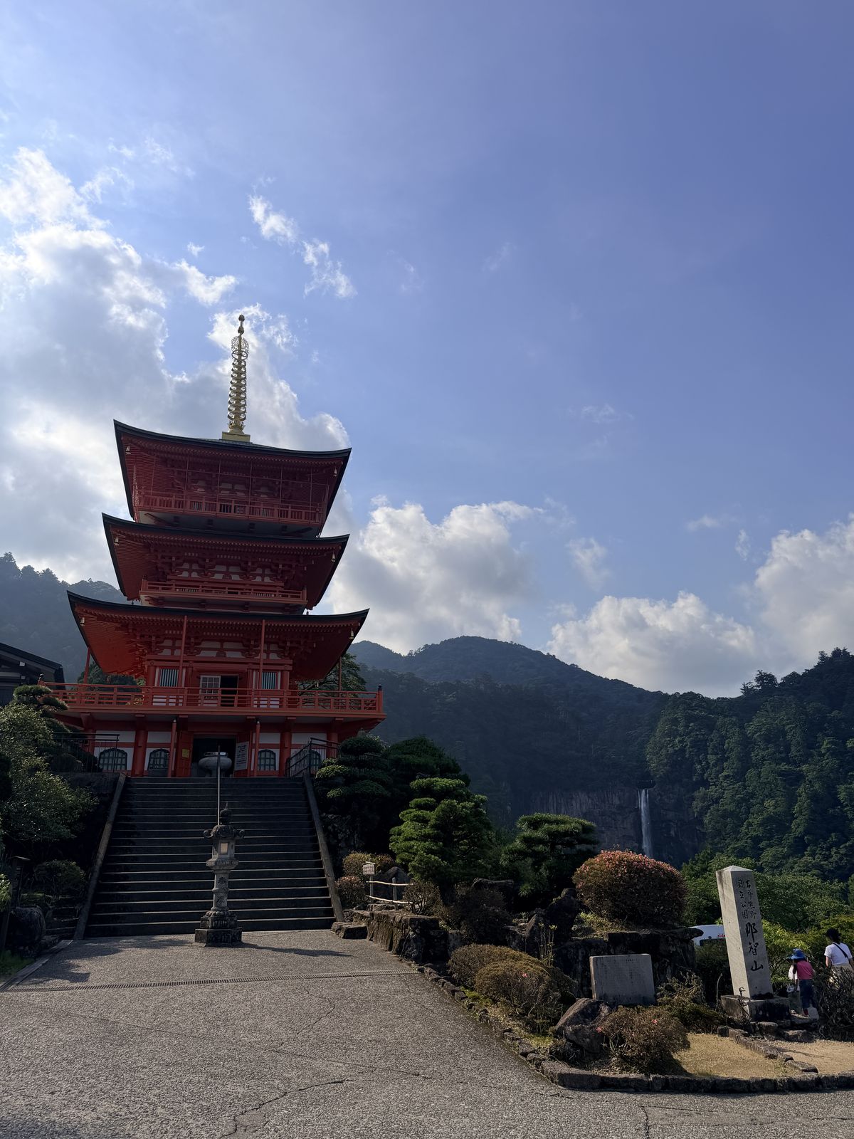 青岸渡寺朱紅色三重塔與廣場石燈籠