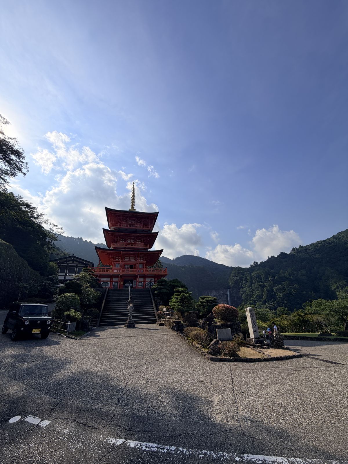三重塔與後方山稜開闊構圖