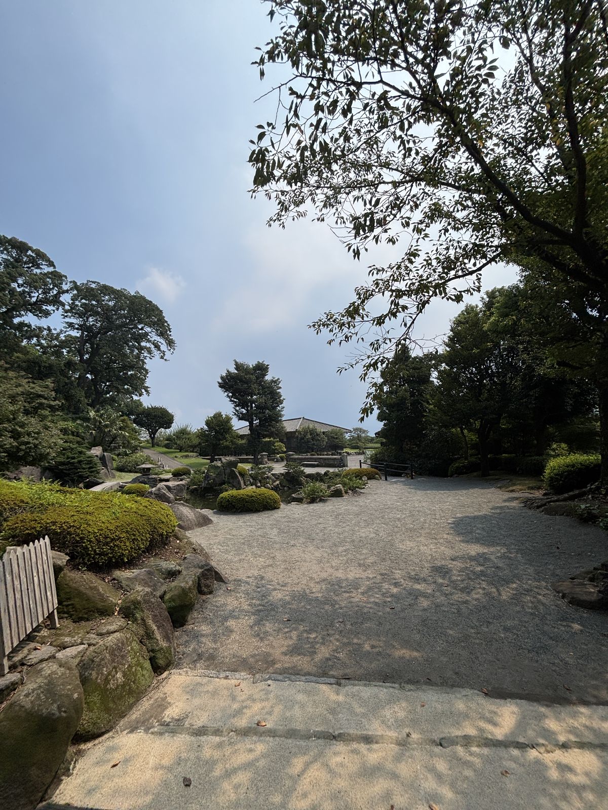 仙巖園樹蔭下的庭園步道