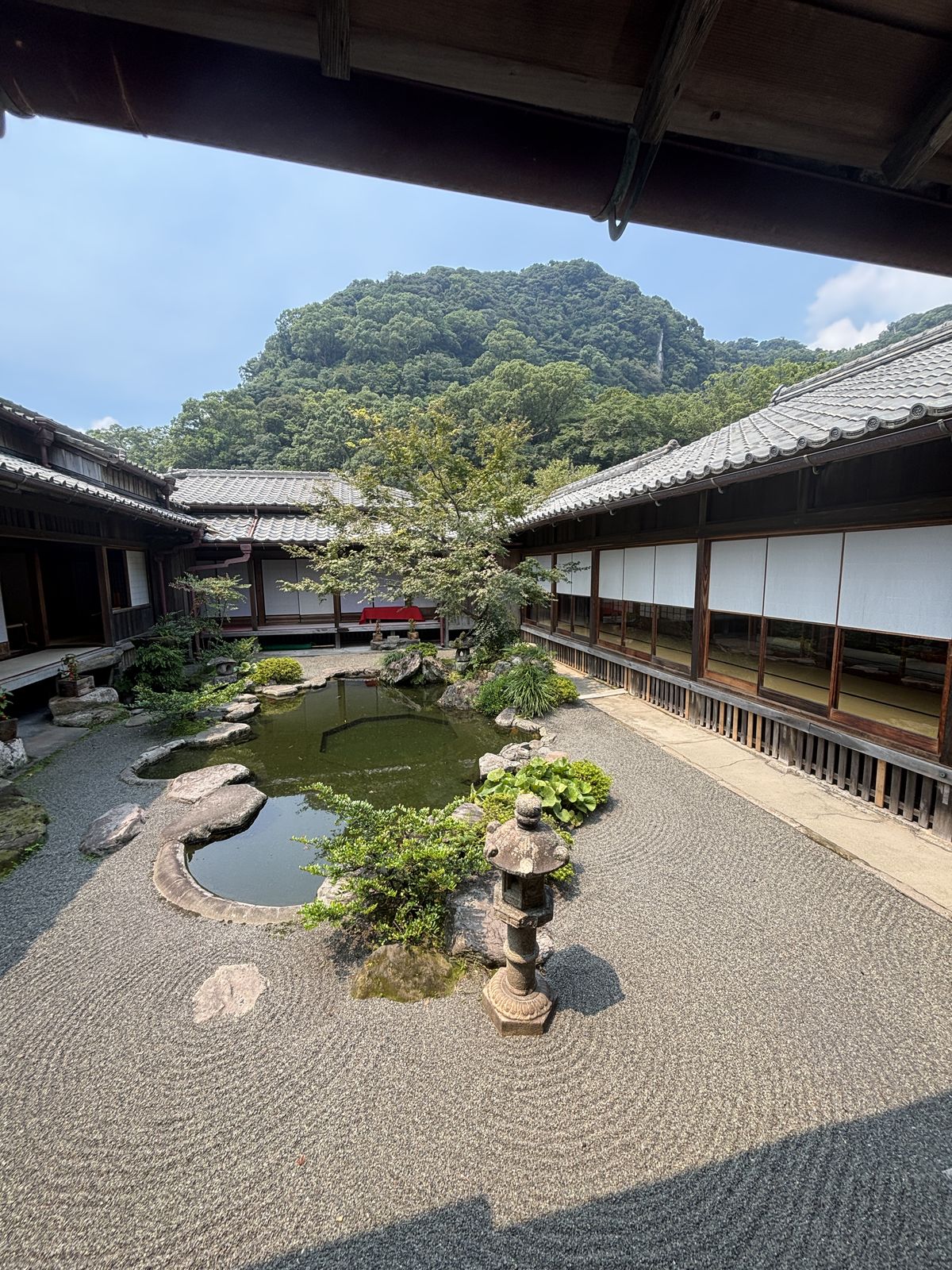 仙巖園御殿環繞的日式中庭